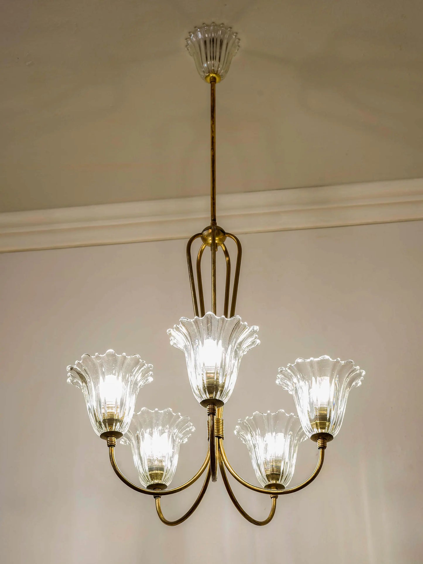 Lampadario italiano anni ’50–’60 con struttura in ottone e coppe in vetro soffiato a forma di fiore. | Lo Stile Italiano