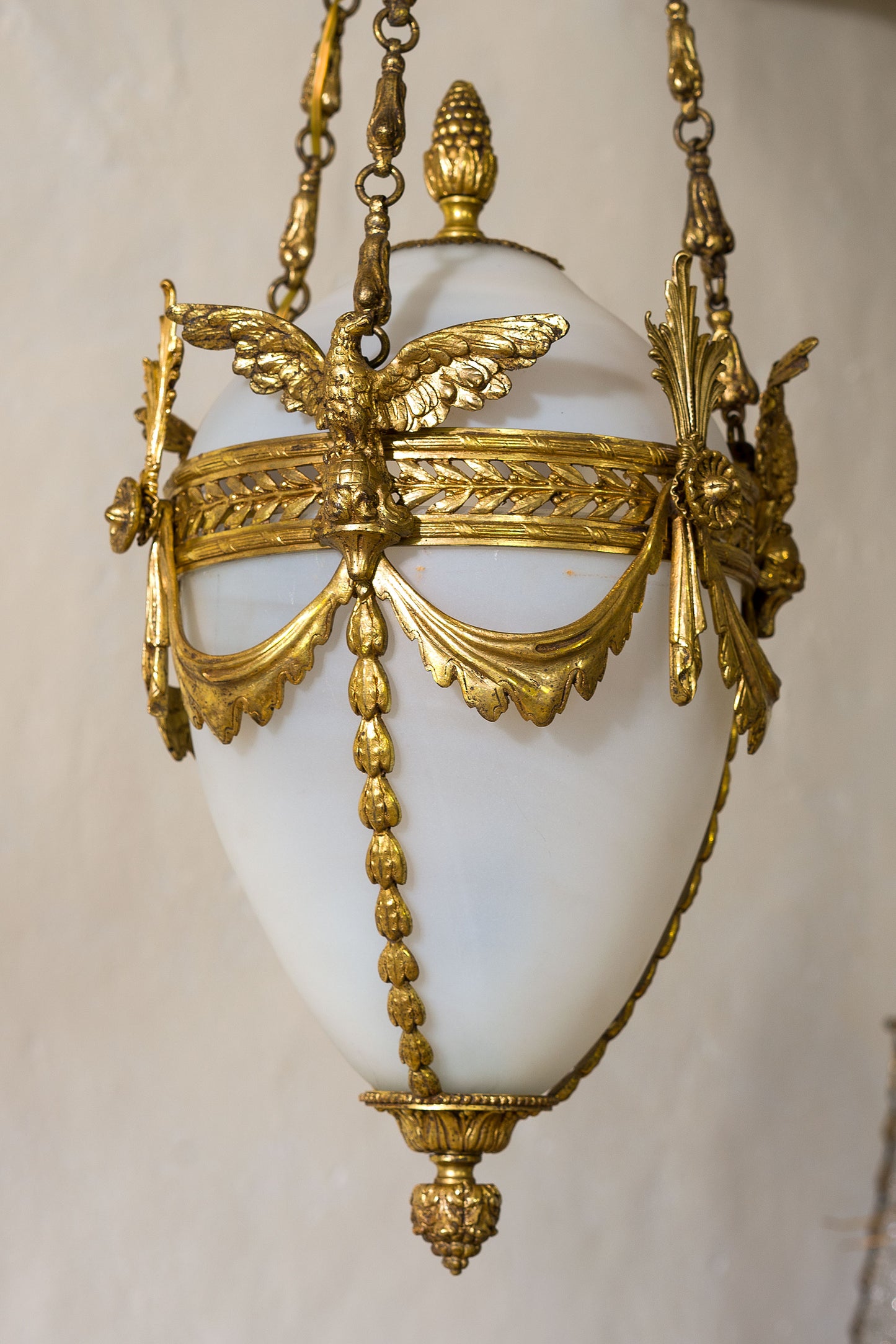 Lanterna Impero Antica in bronzo dorato e globo in vetro - Lo Stile Italiano