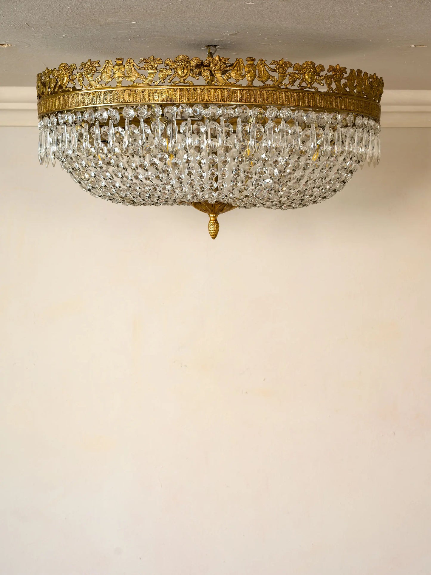 Elegante plafoniera ovale a mongolfiera in stile Impero con mascheroni e ghirlande in bronzo dorato. | Lo Stile Italiano
