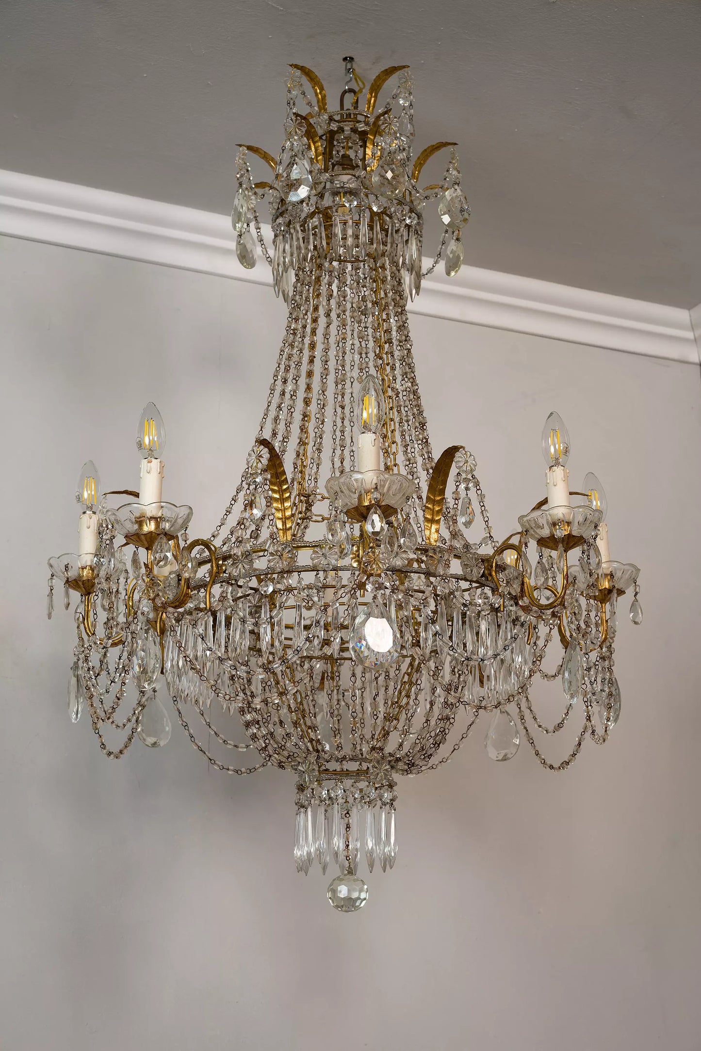 Lampadario Antico a forma di mongolfiera in ferro dorato e gocce di cristallo pendenti - Lo Stile Italiano