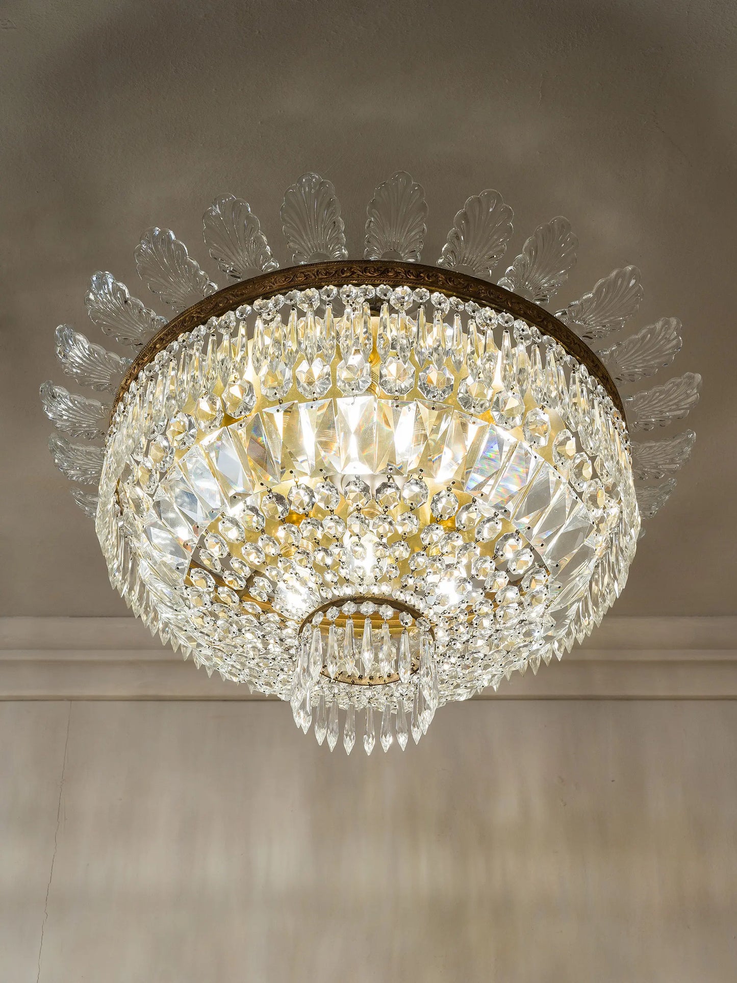 Lampadario di lusso anni 40 con loscanghe e gocce di cristallo | Lo Stile Italiano
