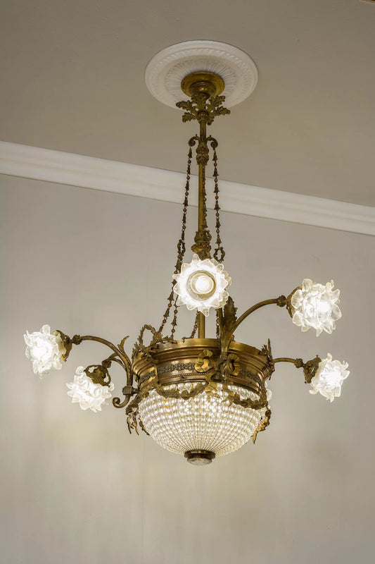 Lampadario Art Nouveau periodo 1920 a 9 luci, con paralumi vetro - Lo Stile Italiano