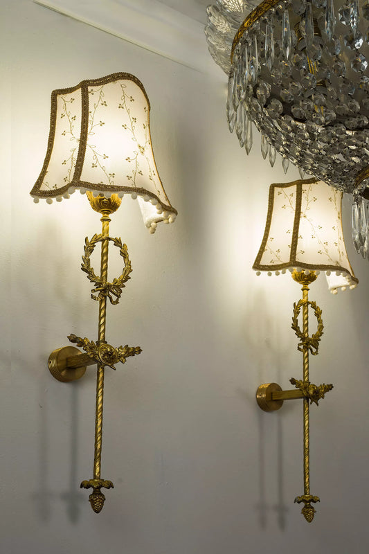 Coppia di Appliques Impero in Bronzo Dorato con Paralumi in Tulle Ricamato in oro - Lo Stile Italiano