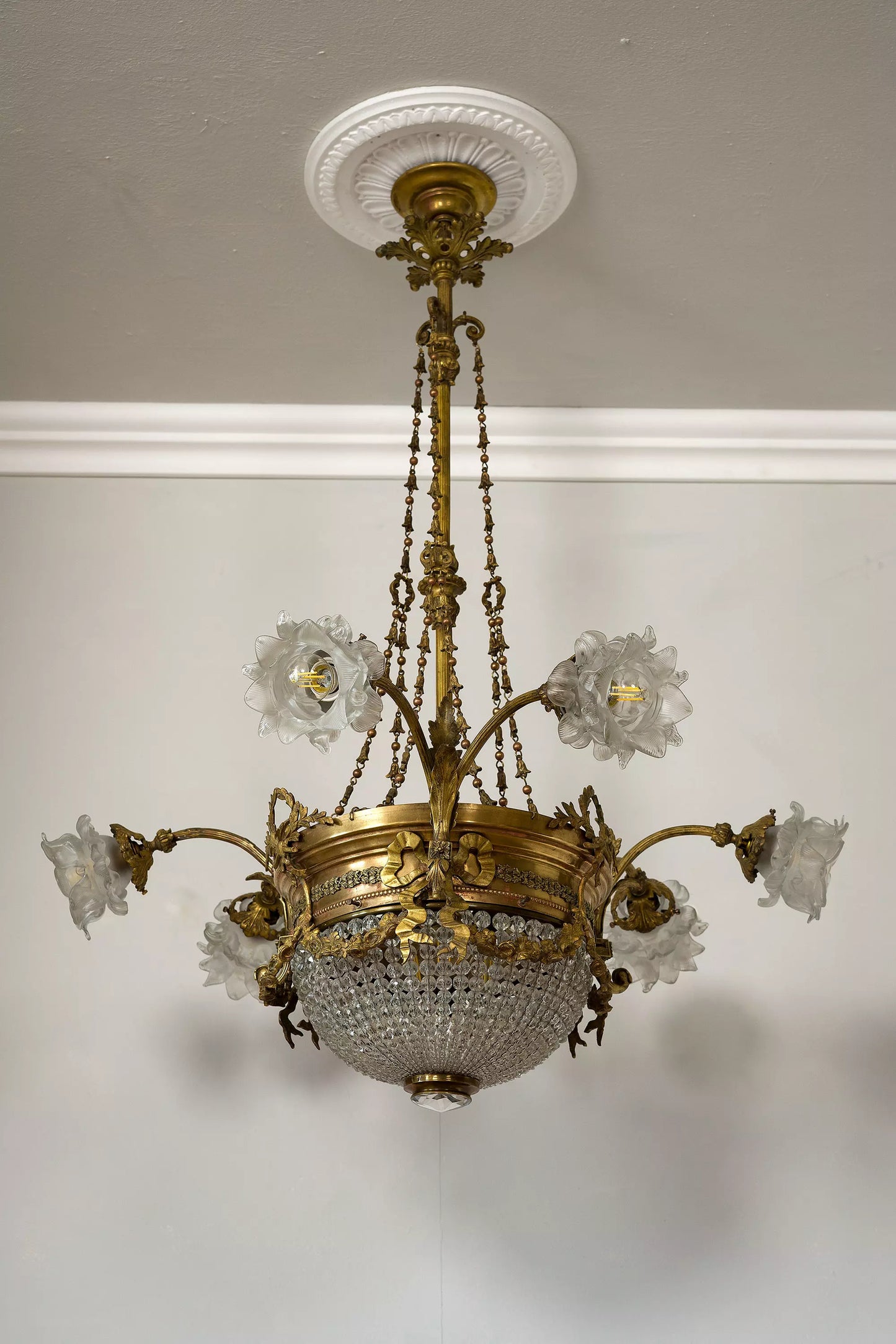 Lampadario Art Nouveau periodo 1920 a 9 luci, con paralumi vetro - Lo Stile Italiano