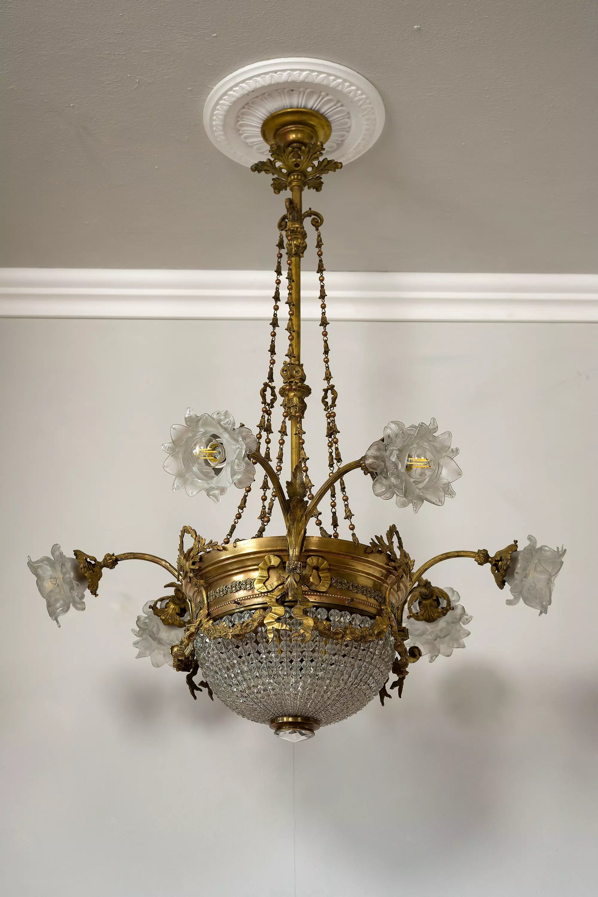 Lampadario Art Nouveau periodo 1920 a 9 luci, con paralumi vetro - Lo Stile Italiano
