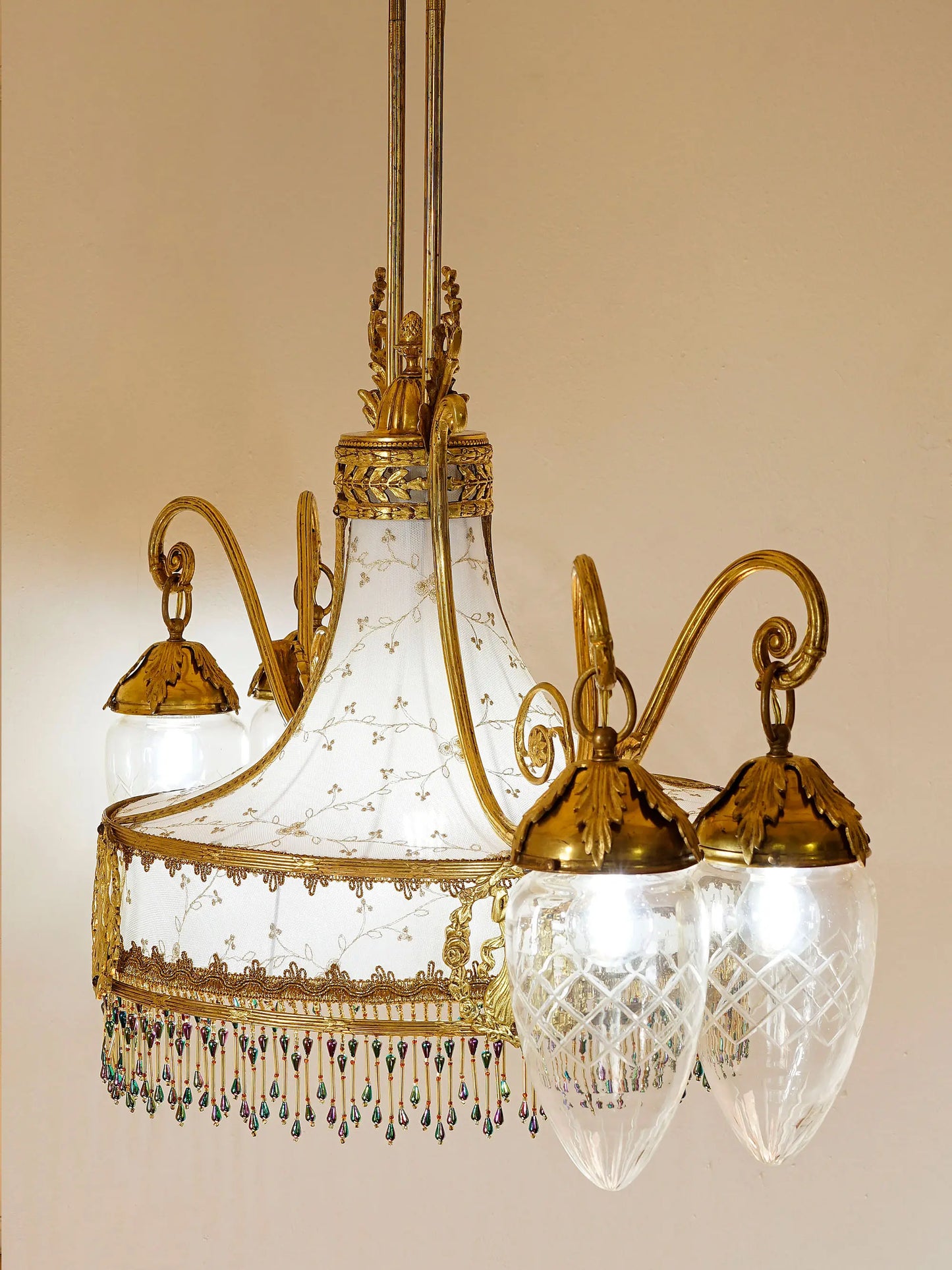 Lampadario antico con parlume in tulle | Lo Stile Italiano