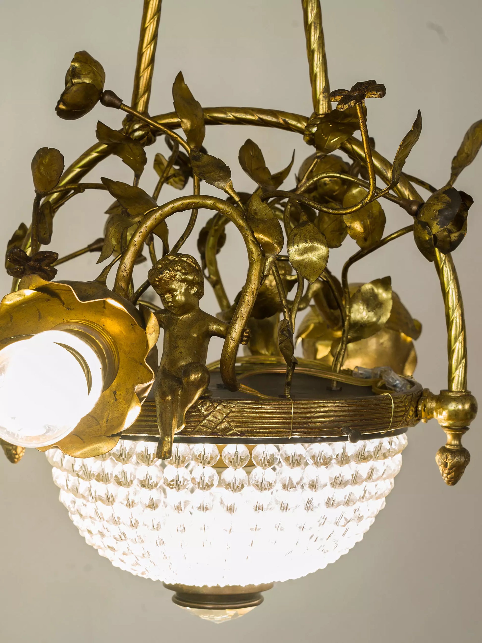 Putto in bronzo dorato su lampadario antico in stile Liberty con decoro vegetale | Lo Stile Italiano