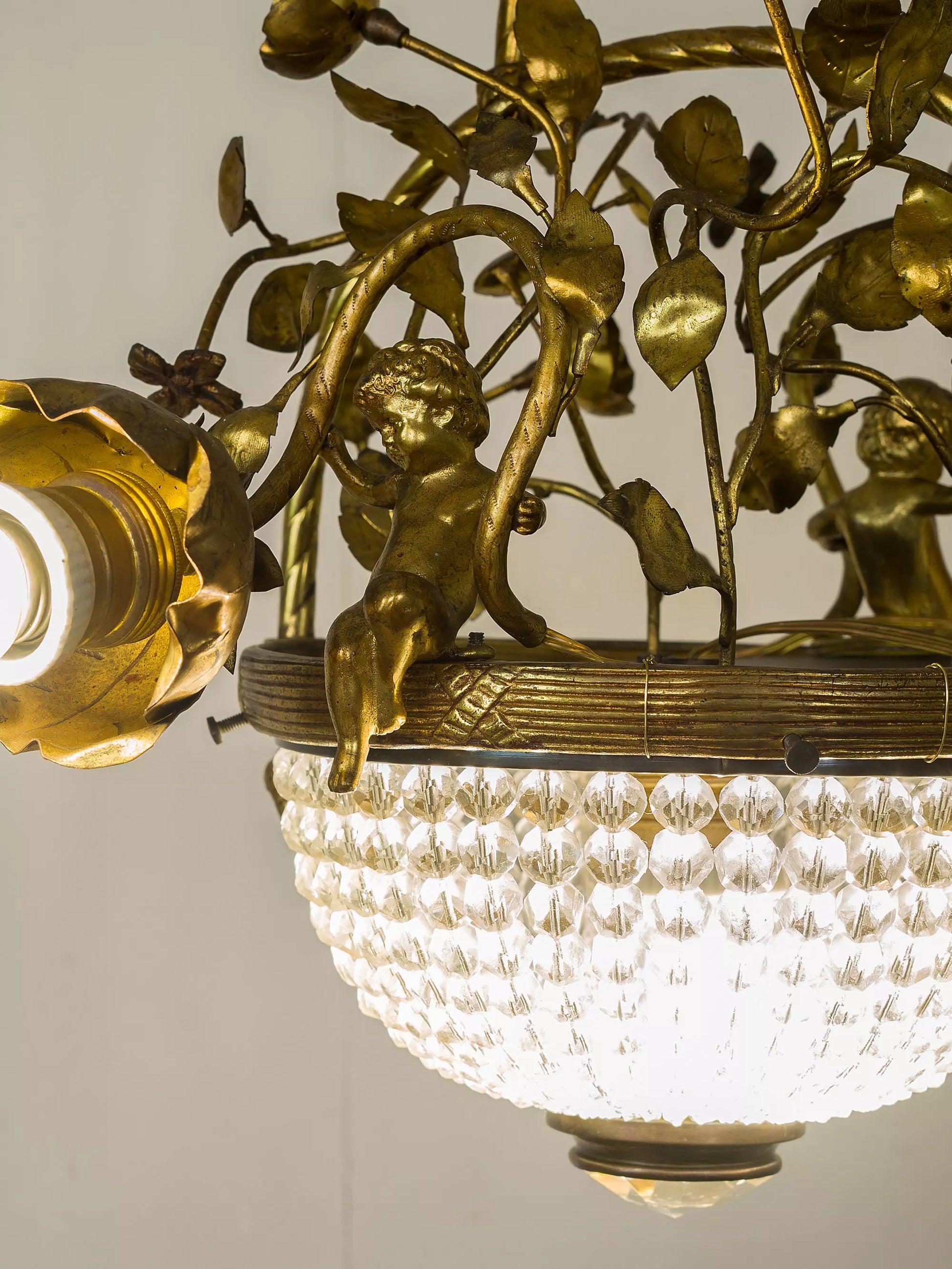 Boccioli di rosa in metallo utilizzati come portalampade | Lo Stile Italiano