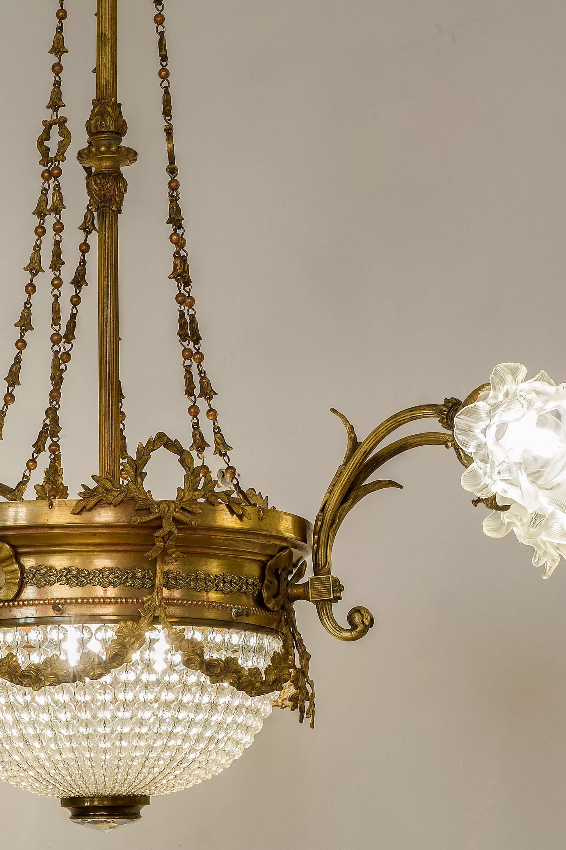 Lampadario Art Nouveau periodo 1920 a 9 luci, con paralumi vetro - Lo Stile Italiano