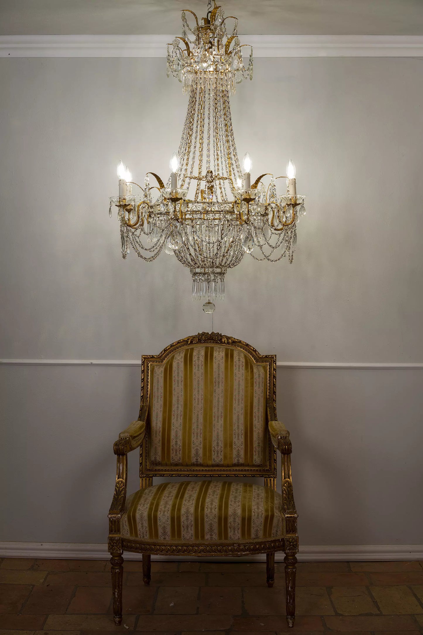 Lampadario Antico a forma di mongolfiera in ferro dorato e gocce di cristallo pendenti - Lo Stile Italiano