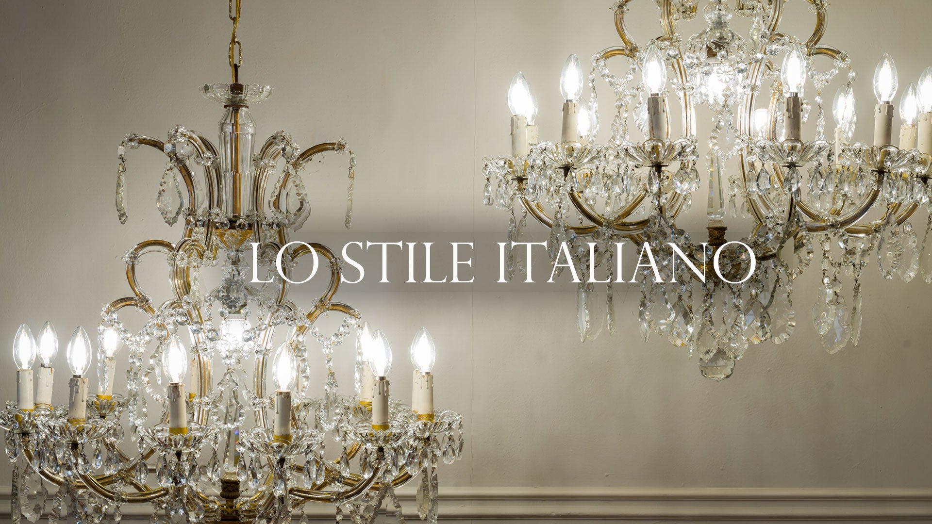 Elegante coppia di lampadari antichi di cristallo.| Lo Stile Italiano