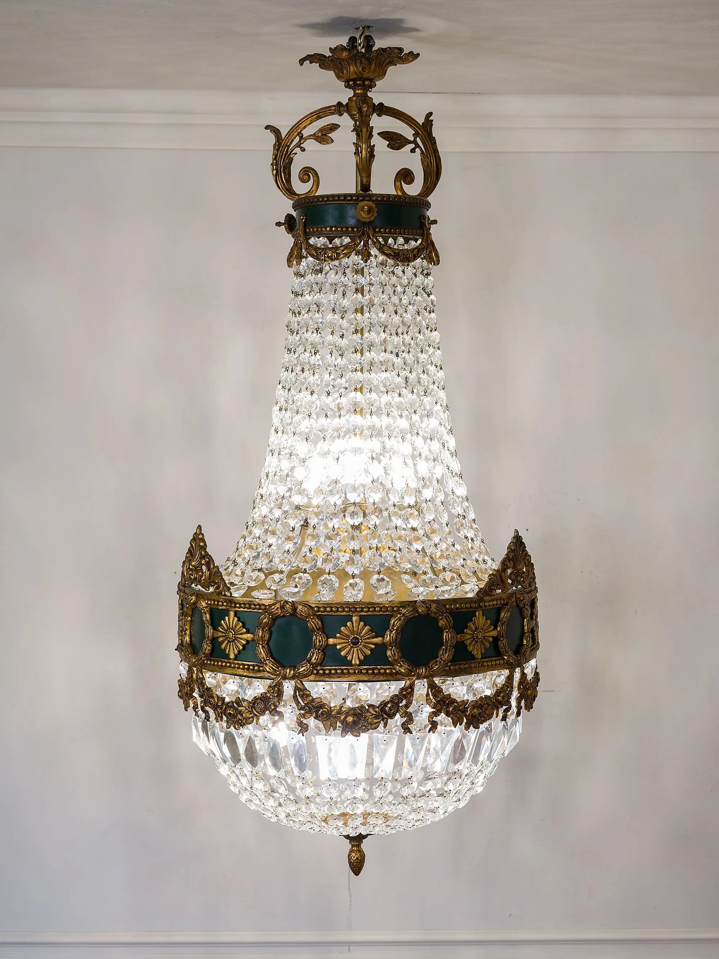 Lampadario vintage anni ’40 in cristallo e ottone dorato, stile Impero, forma a mongolfiera | Lo Stile Italiano