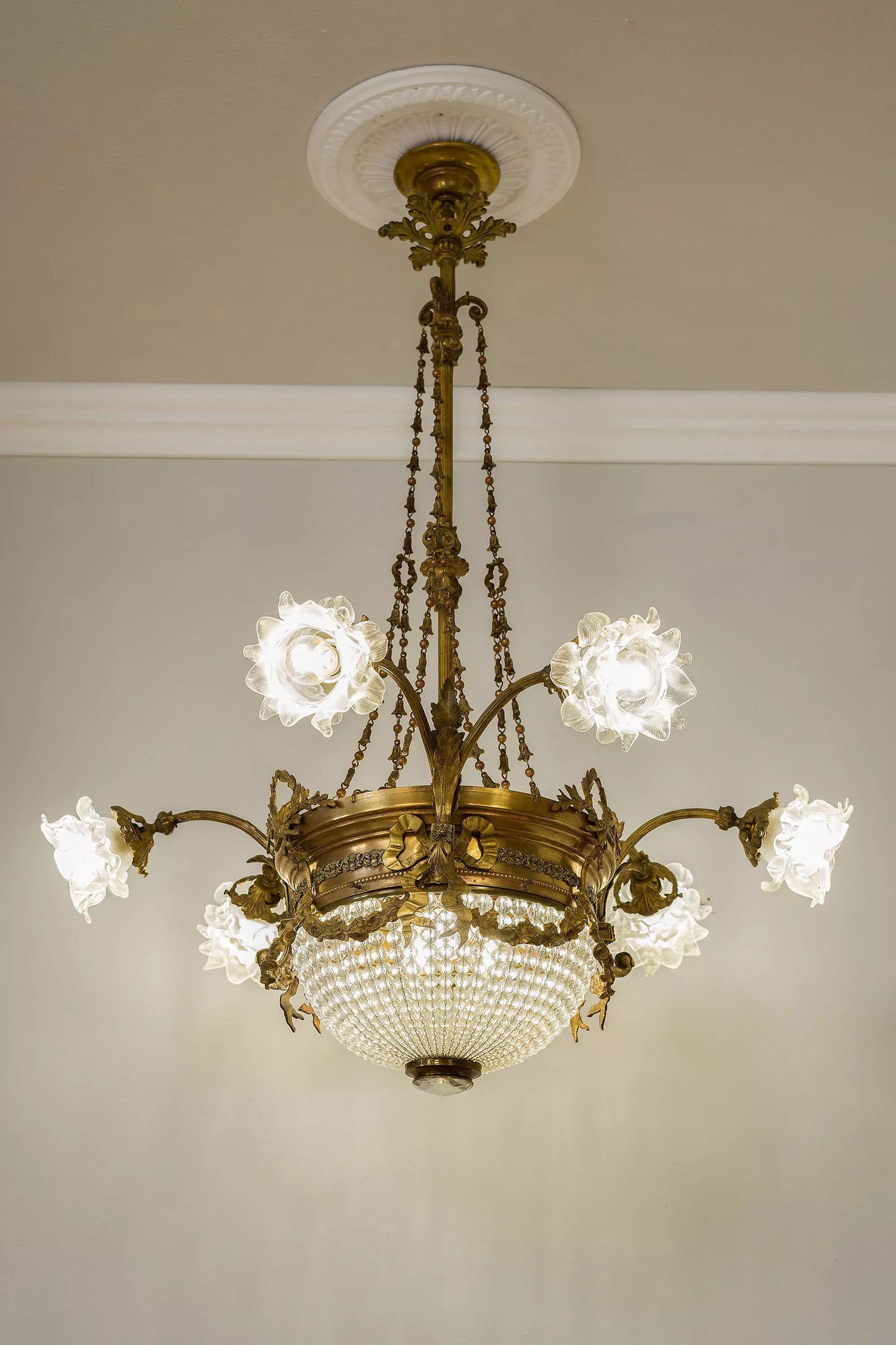 Lampadario Art Nouveau periodo 1920 a 9 luci, con paralumi vetro - Lo Stile Italiano