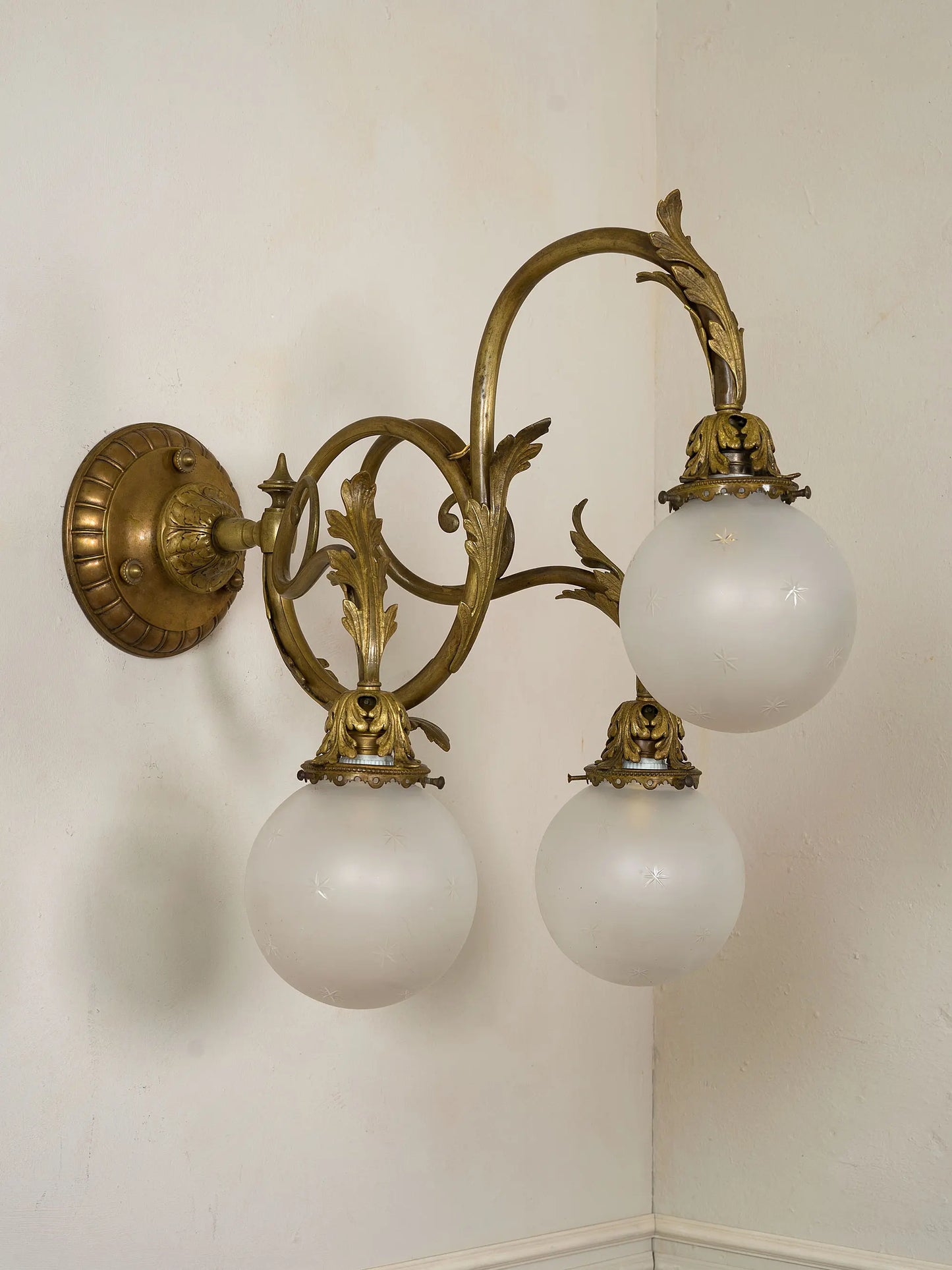 Applique antica italiana in bronzo con eleganti globi satinati molati | Lo Stile Italiano
