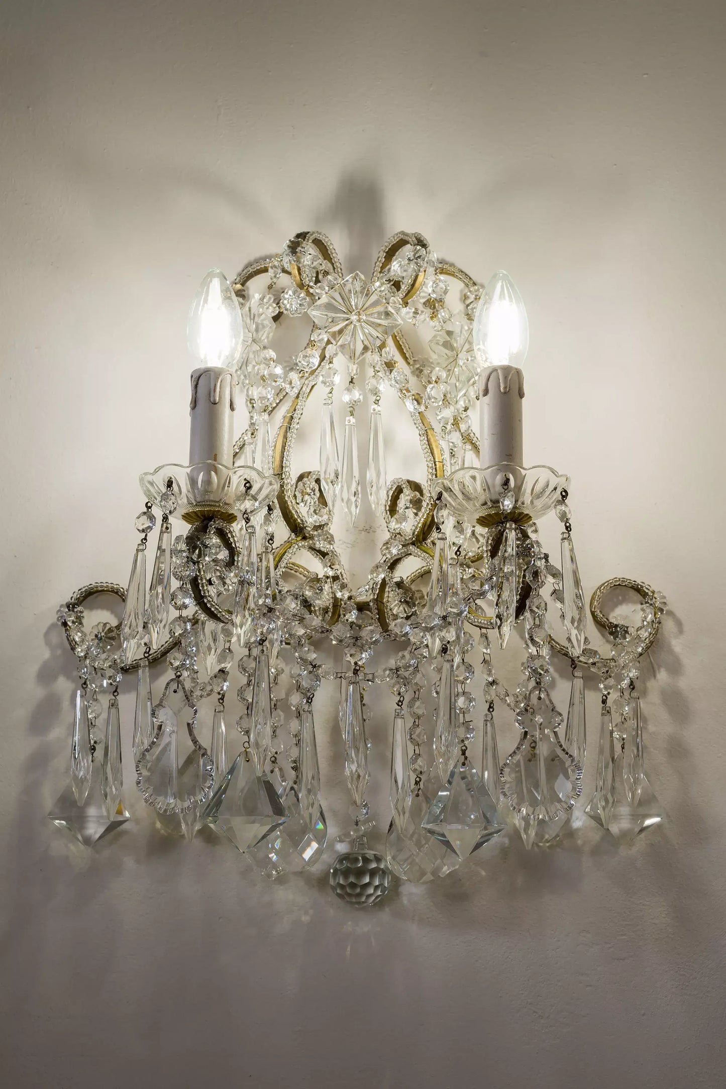 Coppia di applique Fiorentine in ferro battuto e gocce pendenti a 2 luci. - Lo Stile Italiano