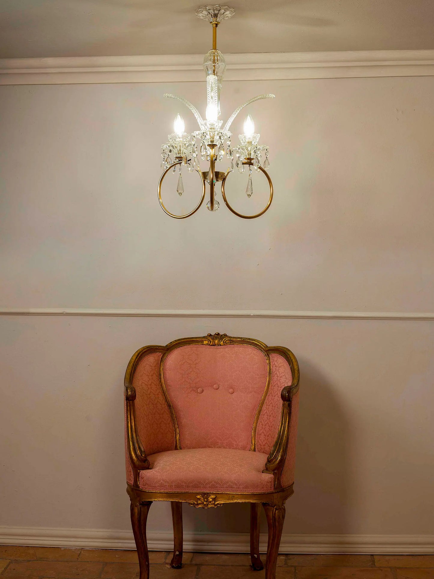 Lampadario vintage fotografato con poltrona Luigi XV.| Lo Stile Italiano