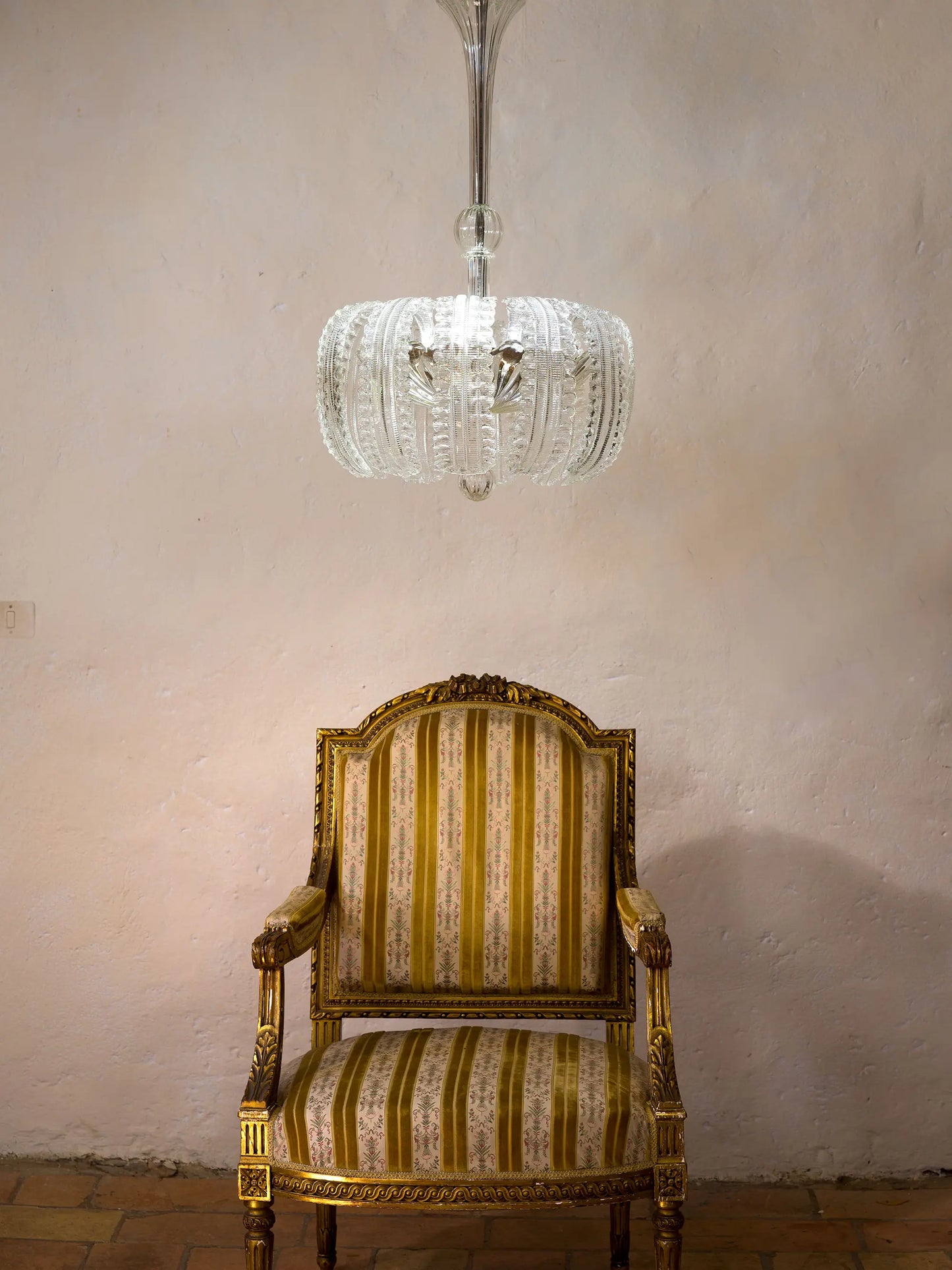 Lampadario Deco con poltrona Luigi XVI | Lo Stile Italiano