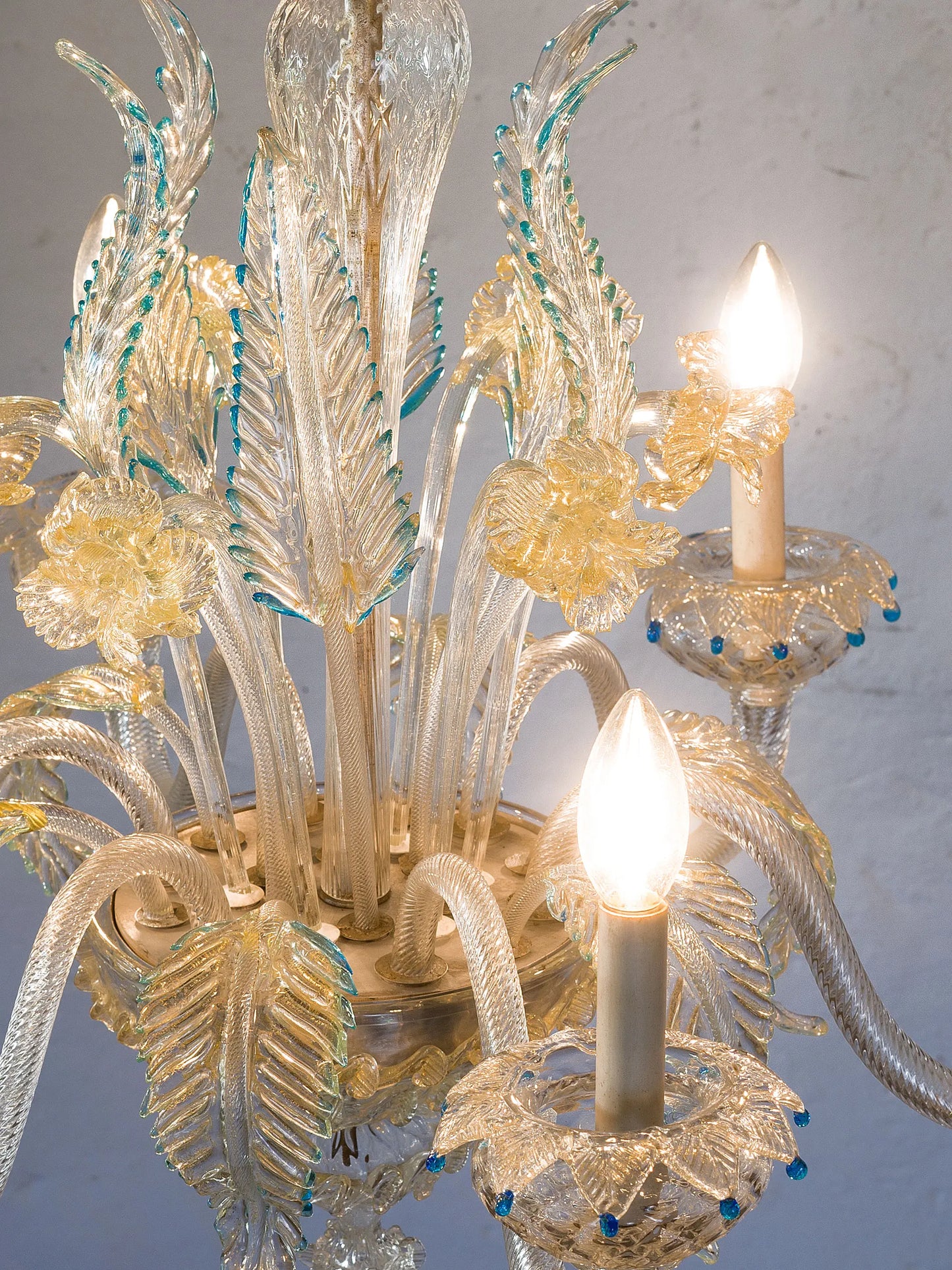 Lampadario vintage di Murano in vetro trasparente con decori oro e azzurro. | Lo Stile Italiano