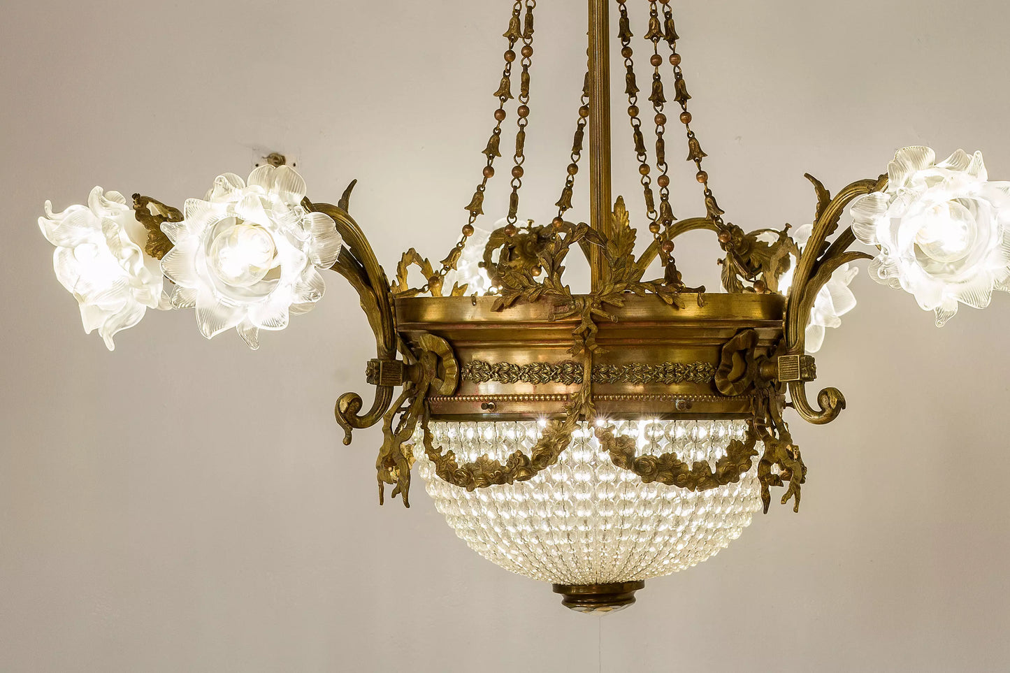 Lampadario Art Nouveau periodo 1920 a 9 luci, con paralumi vetro - Lo Stile Italiano