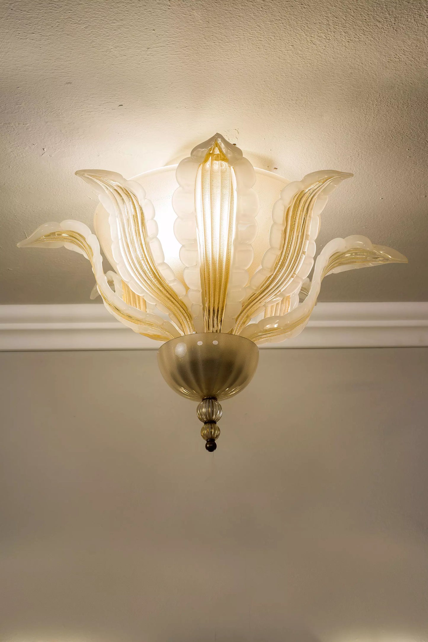 Plafoniera Vintage in Vetro Soffiato di Murano, decorata con oro zecchino - Lo Stile Italiano