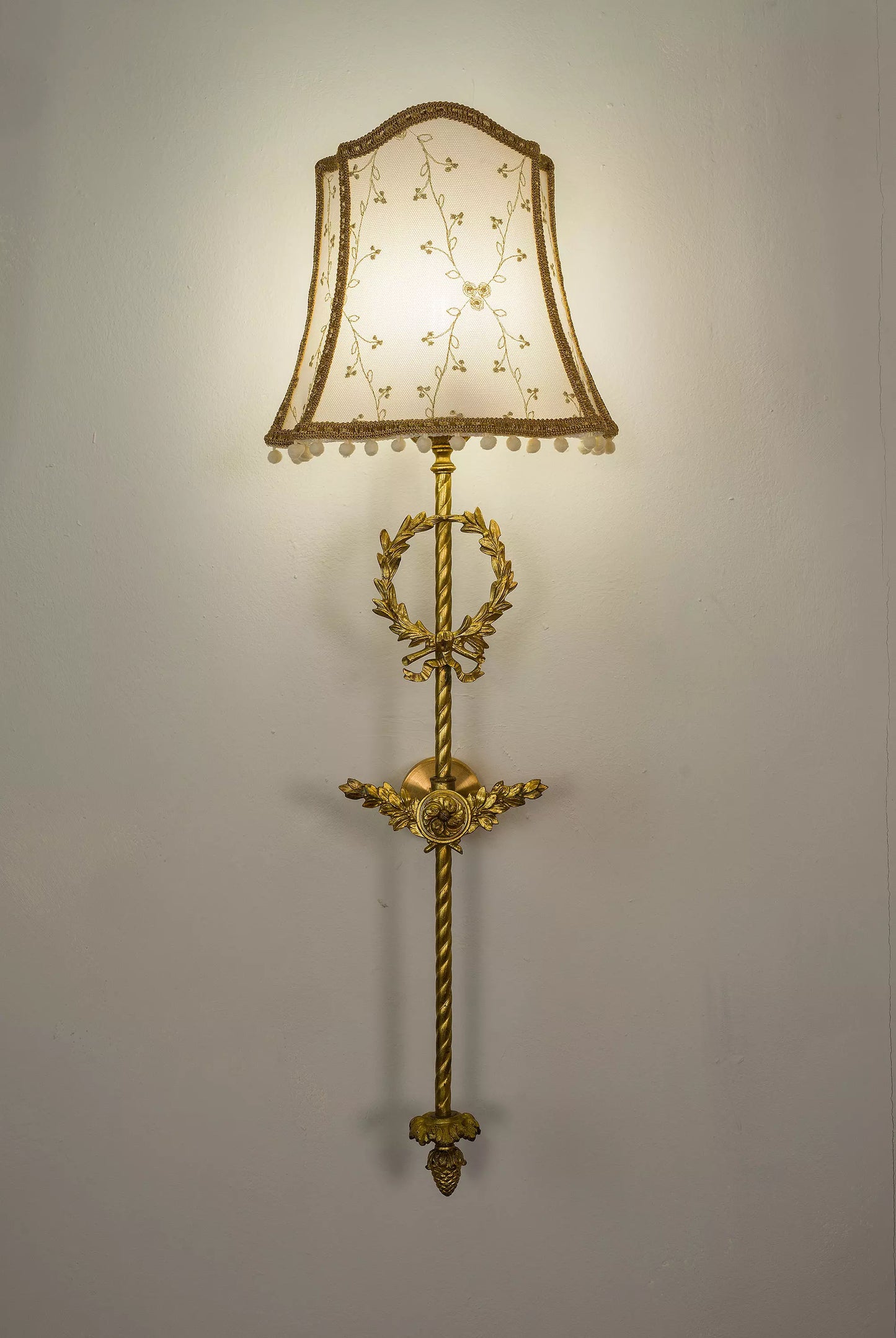 Coppia di Appliques Impero in Bronzo Dorato con Paralumi in Tulle Ricamato in oro - Lo Stile Italiano