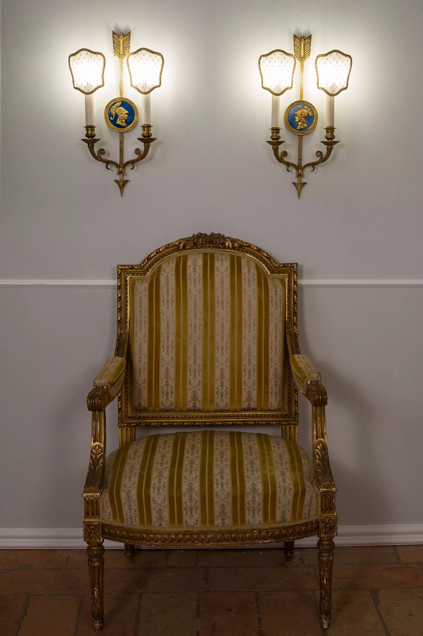 Elegante Coppia di lampade a muro Vintage in Stile Neoclassico a due luci - Lo Stile Italiano