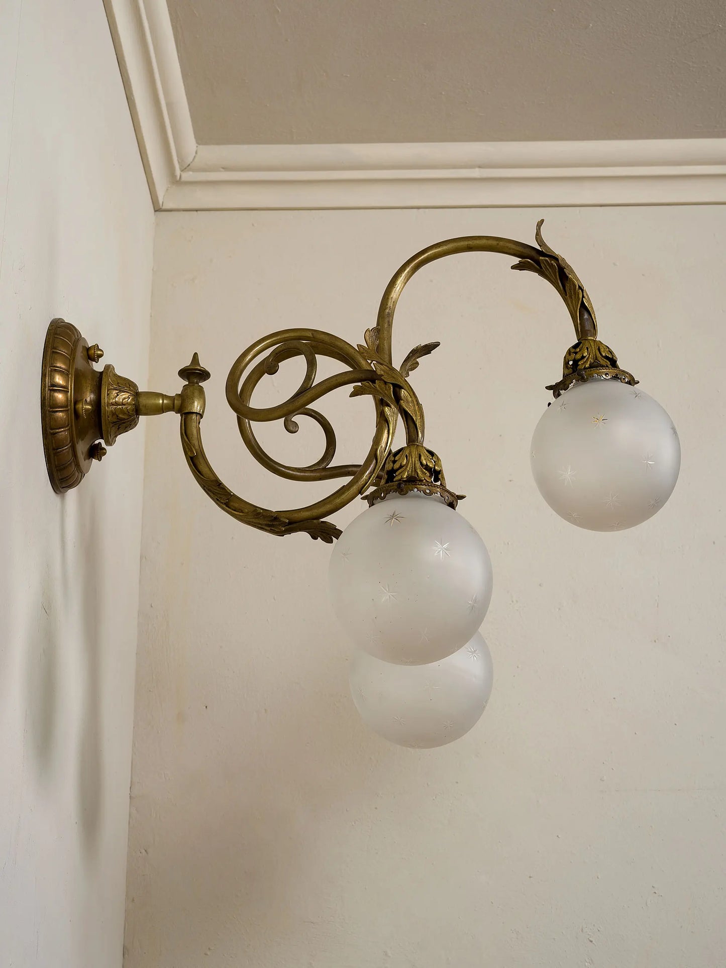 Vista laterale dell’applique con bracci curvi e volute intrecciate in stile Art Nouveau | Lo Stile Italiano