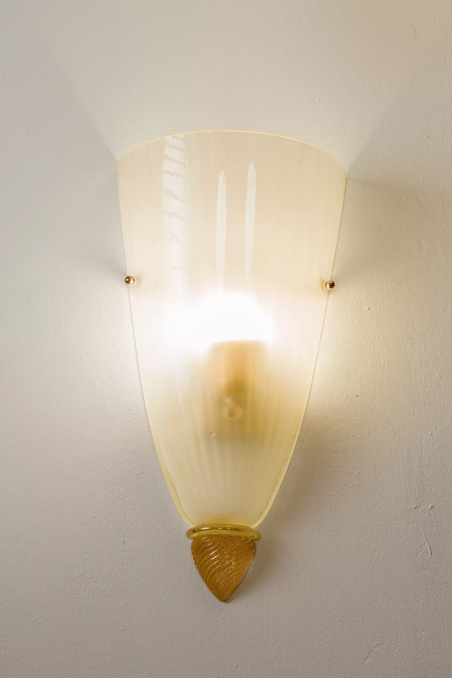 Lampada a muro Vintage Anni '70 in Vetro di Murano con Decorazioni in Foglia Oro Zecchino - Lo Stile Italiano
