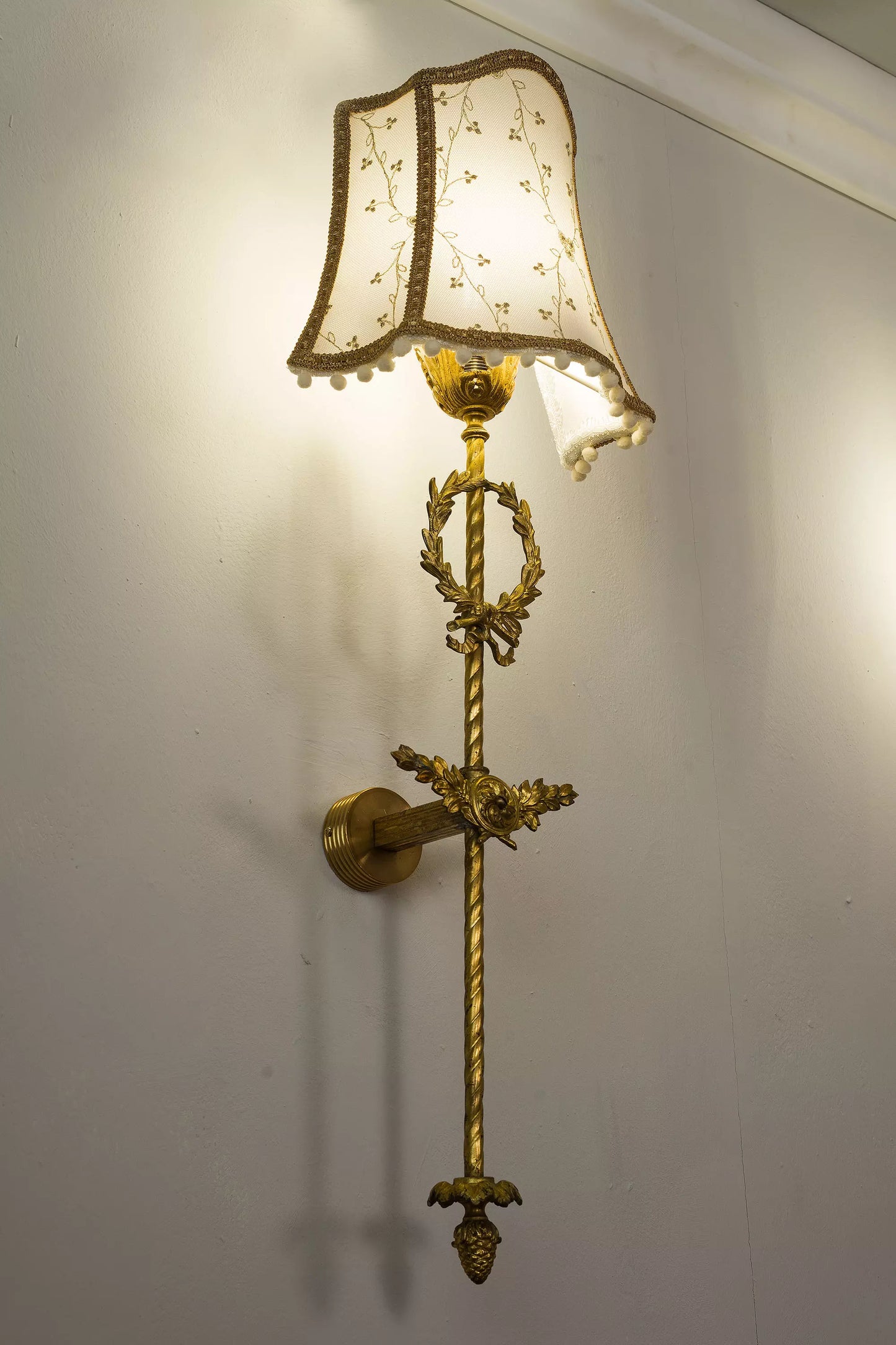 Coppia di Appliques Impero in Bronzo Dorato con Paralumi in Tulle Ricamato in oro - Lo Stile Italiano
