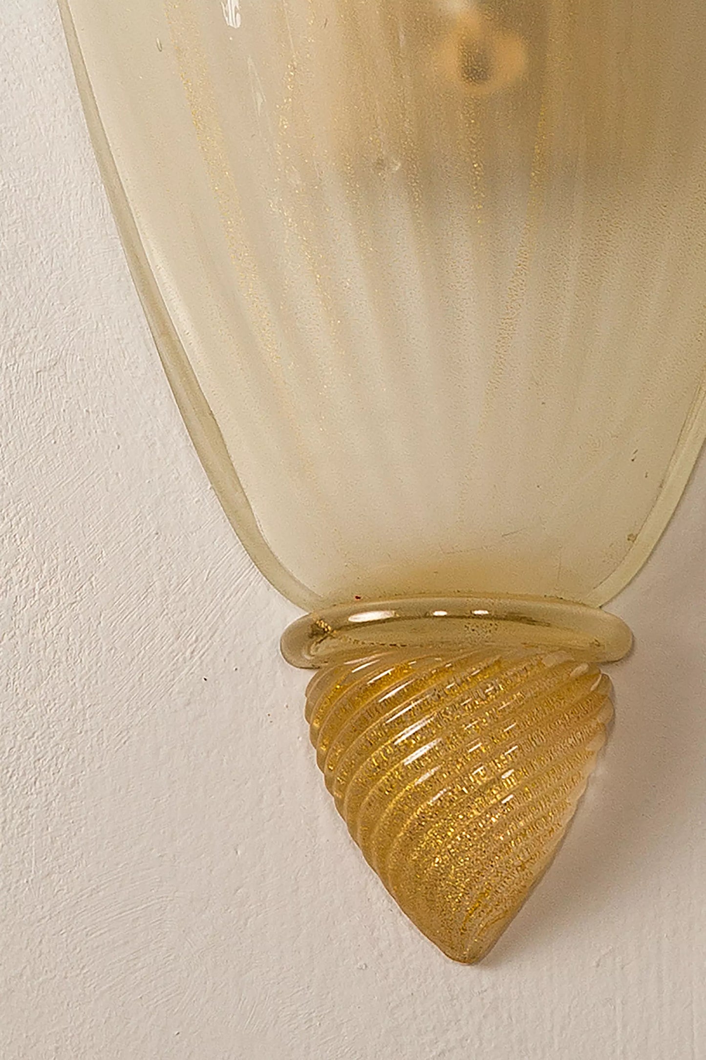 Lampada a muro Vintage Anni '70 in Vetro di Murano con Decorazioni in Foglia Oro Zecchino - Lo Stile Italiano