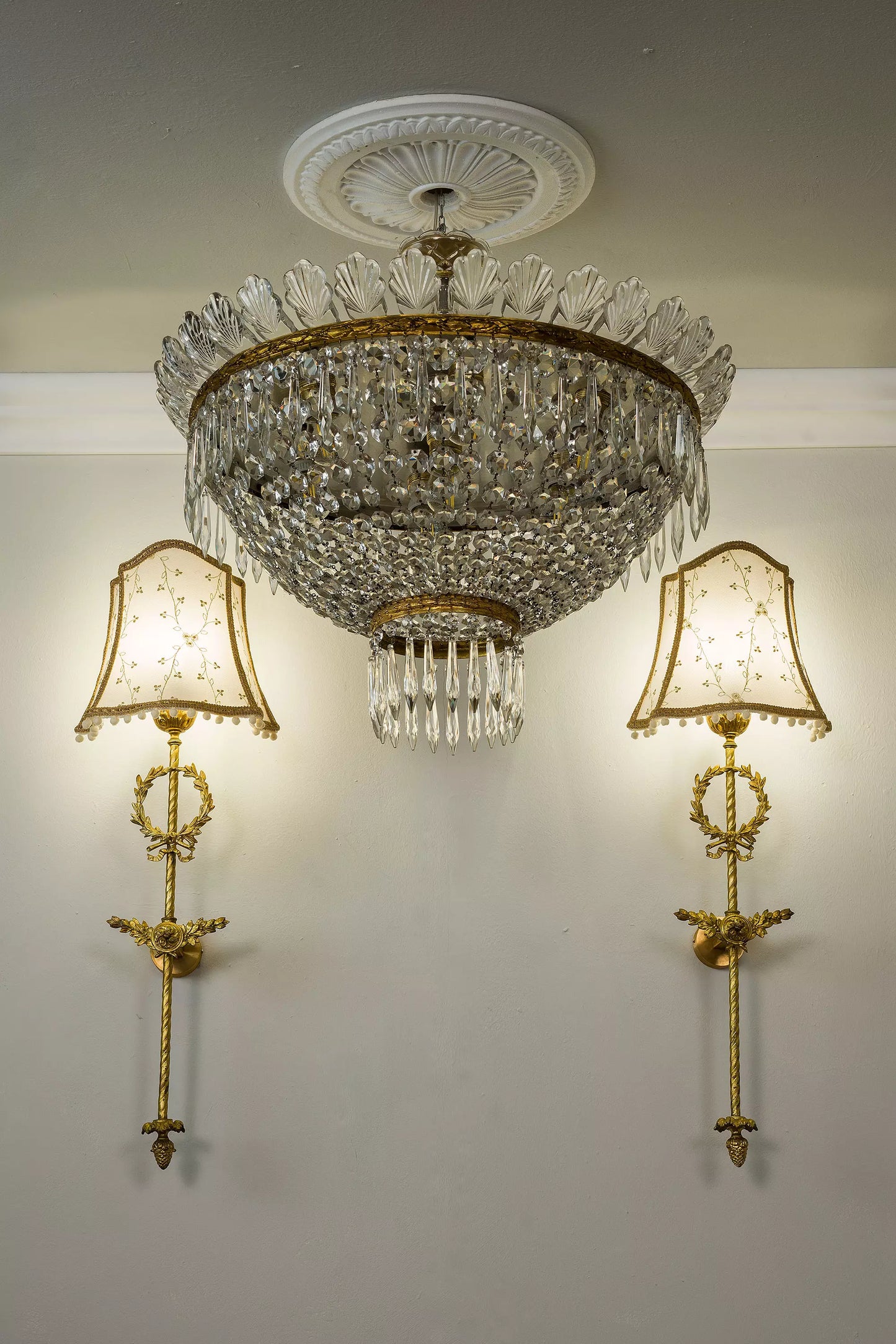 Coppia di Appliques Impero in Bronzo Dorato con Paralumi in Tulle Ricamato in oro - Lo Stile Italiano