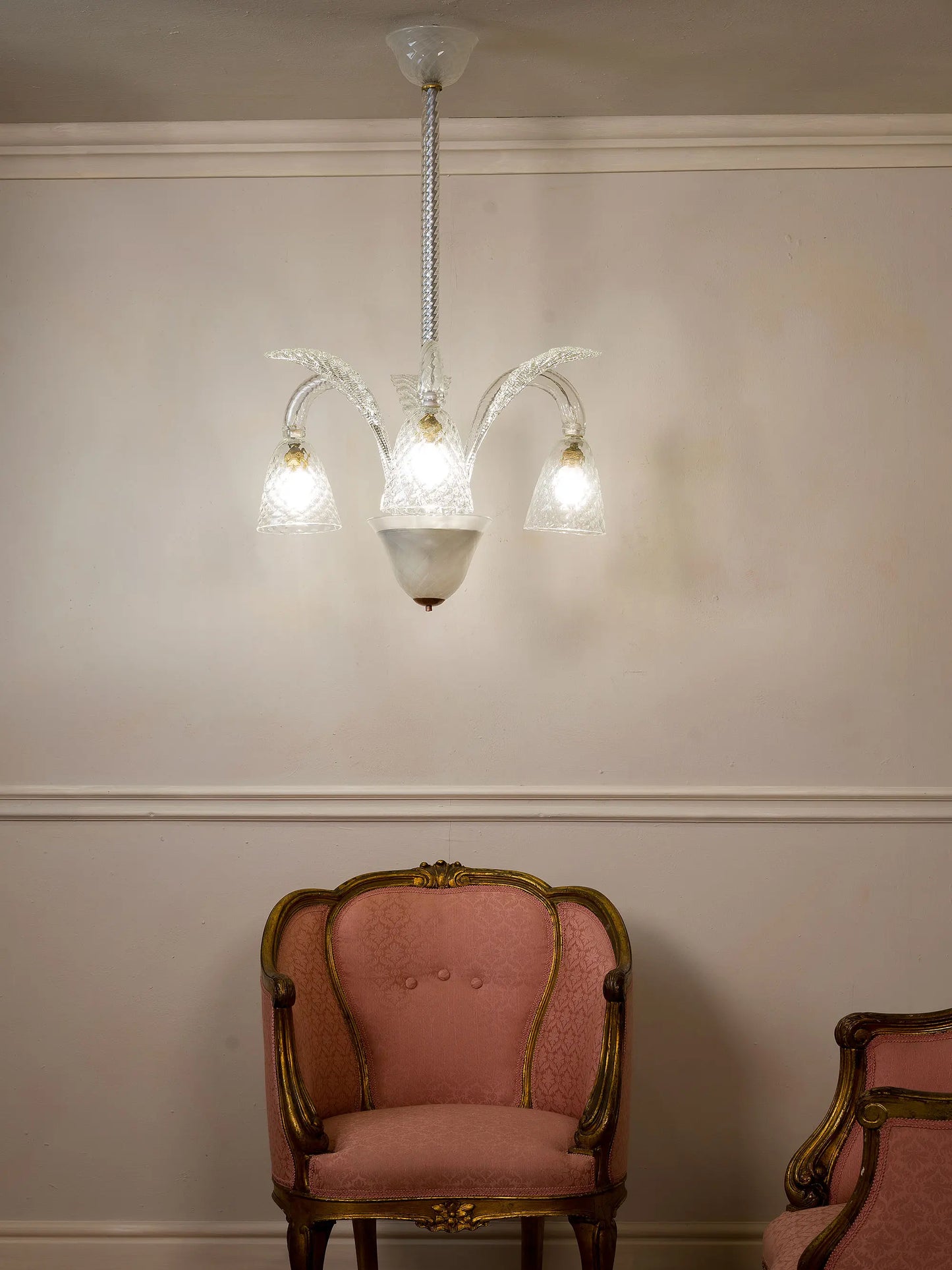 Lampadario antico di Murano a tre luci fotografato insieme ad una coppia di poltrone antiche Napoleone III | Lo Stile Italiano