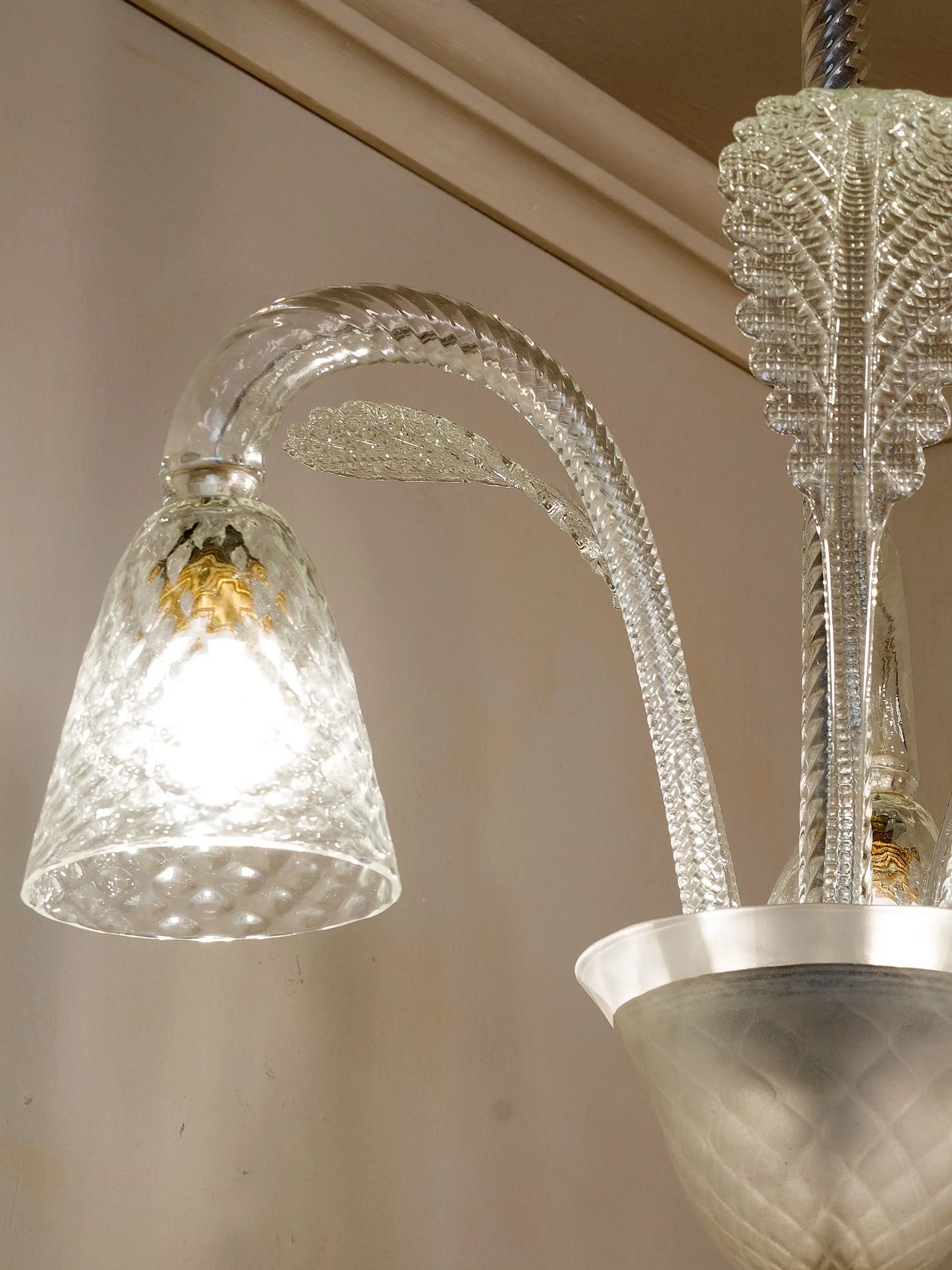 Vista dal basso del lampadario acceso | Lo Stile Italiano
