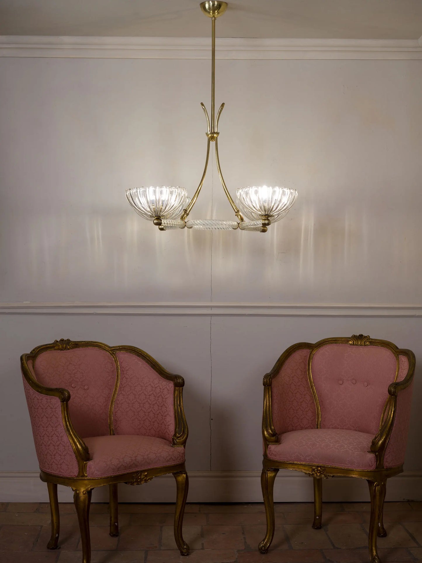 Lampadario di Murano mid-century con bracci in vetro torchon e dettagli in ottone lucido. | Lo Stile Italiano