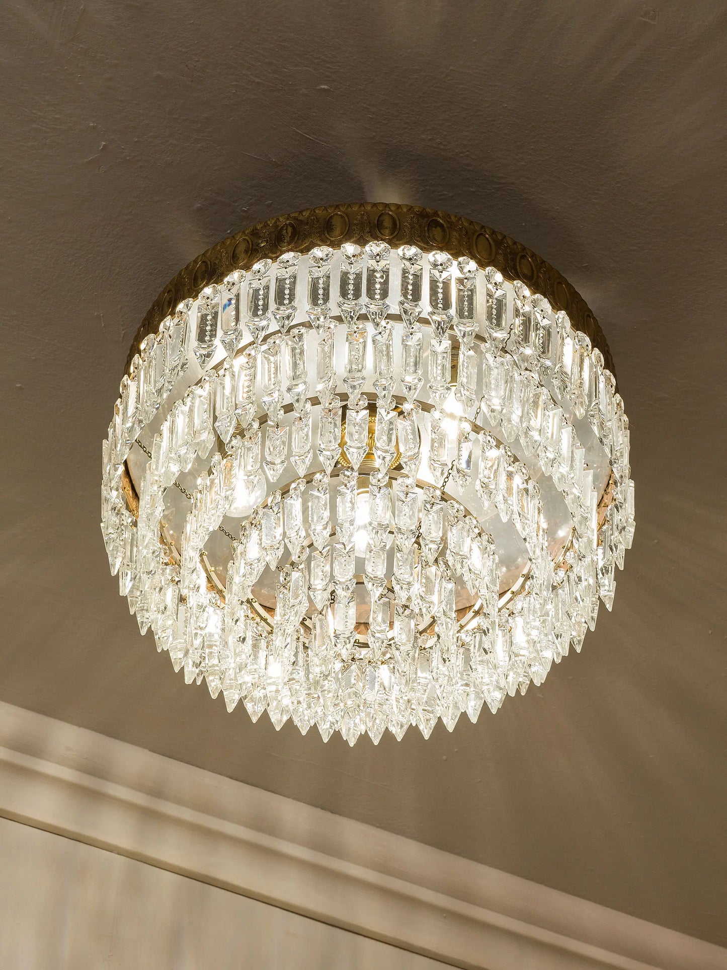 Elegante plafoniera vintage con struttura circolare e cristalli pendenti. | Lo Stile Italiano