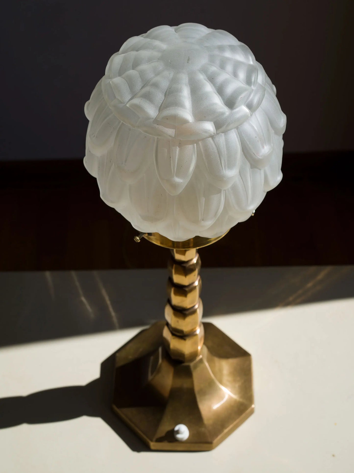 Lampada da tavolo retrò con vetro satinato decorato | Lo Stile Italiano