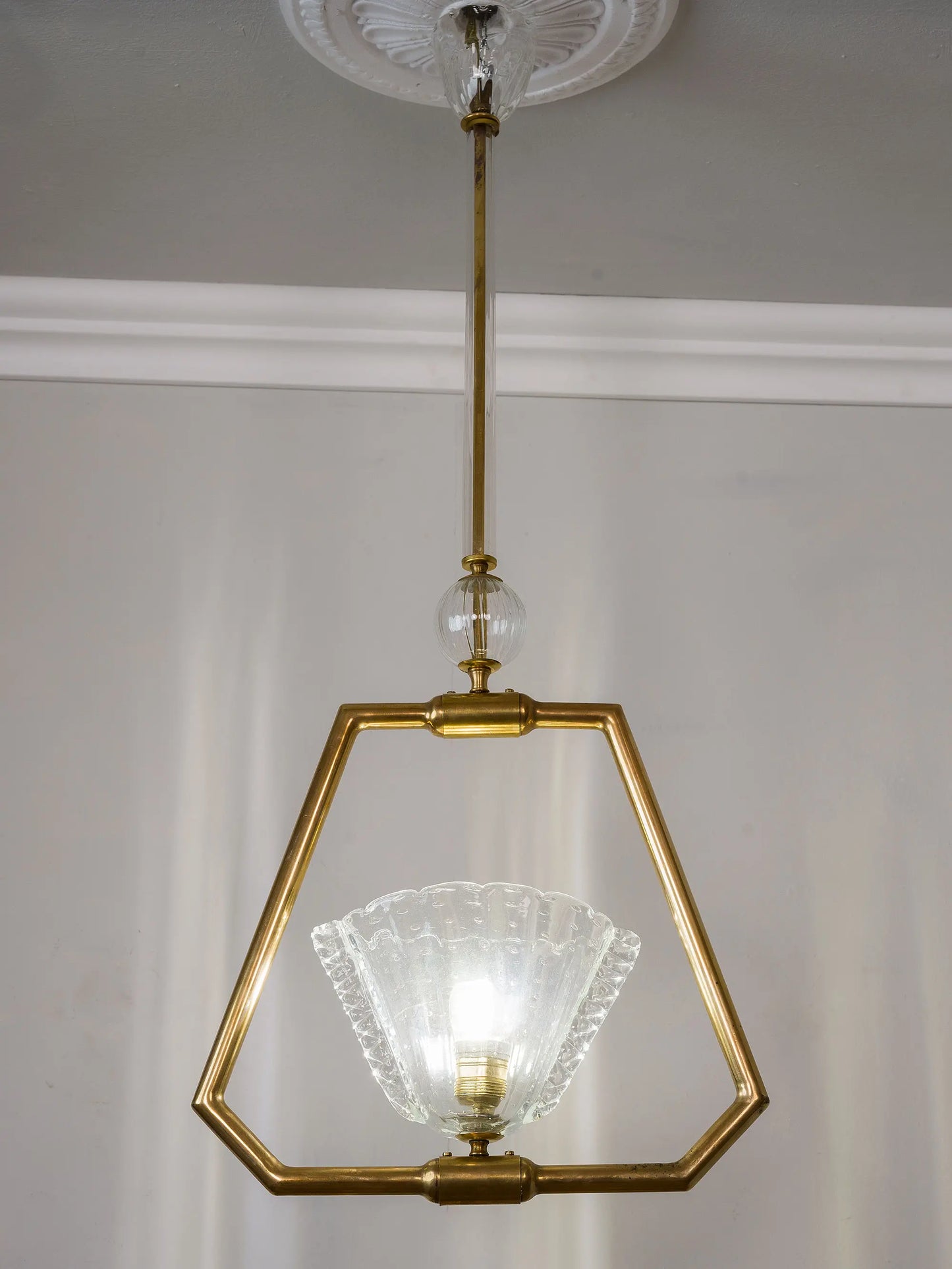 Lampadario antico di Murano con struttur in ottone e coppa, sfera e coppetta in vetro Bullicante | Lo Stile Italiano