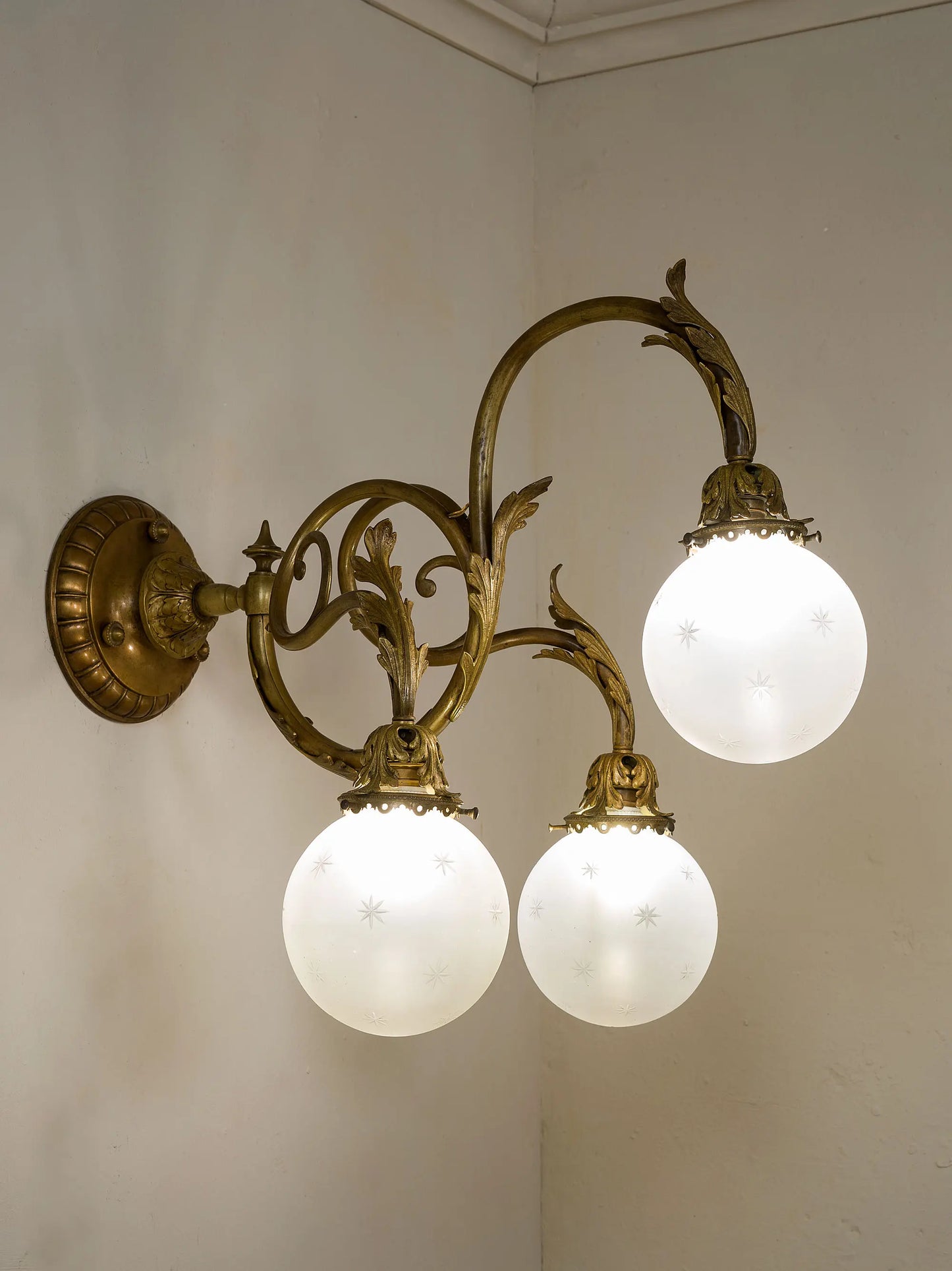 Lampada da parete antica a tre luci in bronzo con globi satinati e molati, Italia 1900 | Lo Stile Italiano