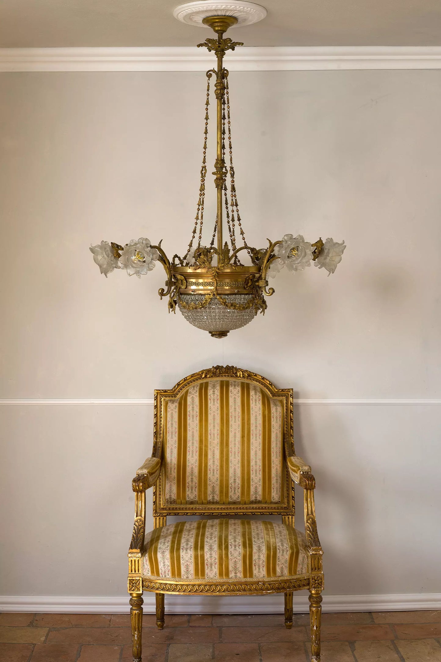Lampadario Art Nouveau periodo 1920 a 9 luci, con paralumi vetro - Lo Stile Italiano