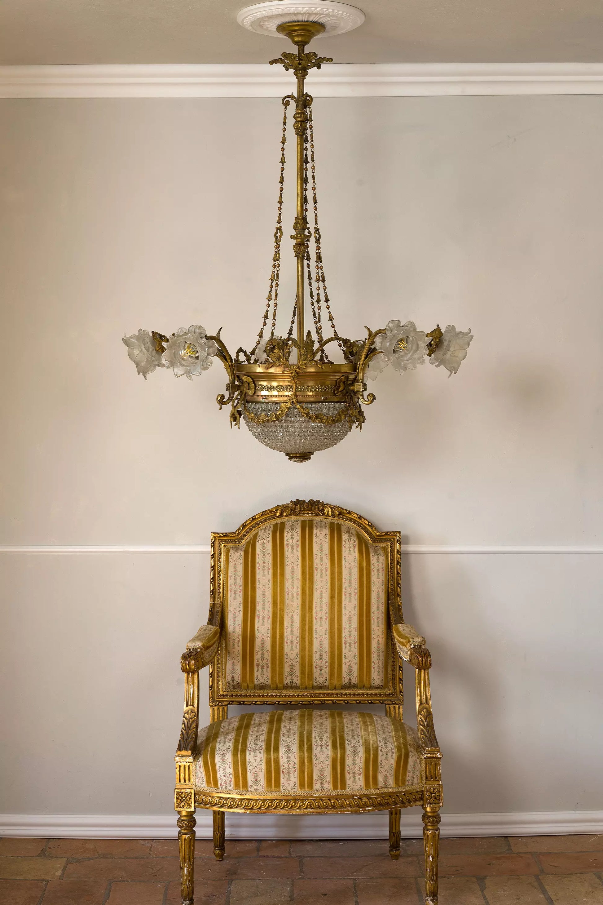 Lampadario Art Nouveau periodo 1920 a 9 luci, con paralumi vetro - Lo Stile Italiano