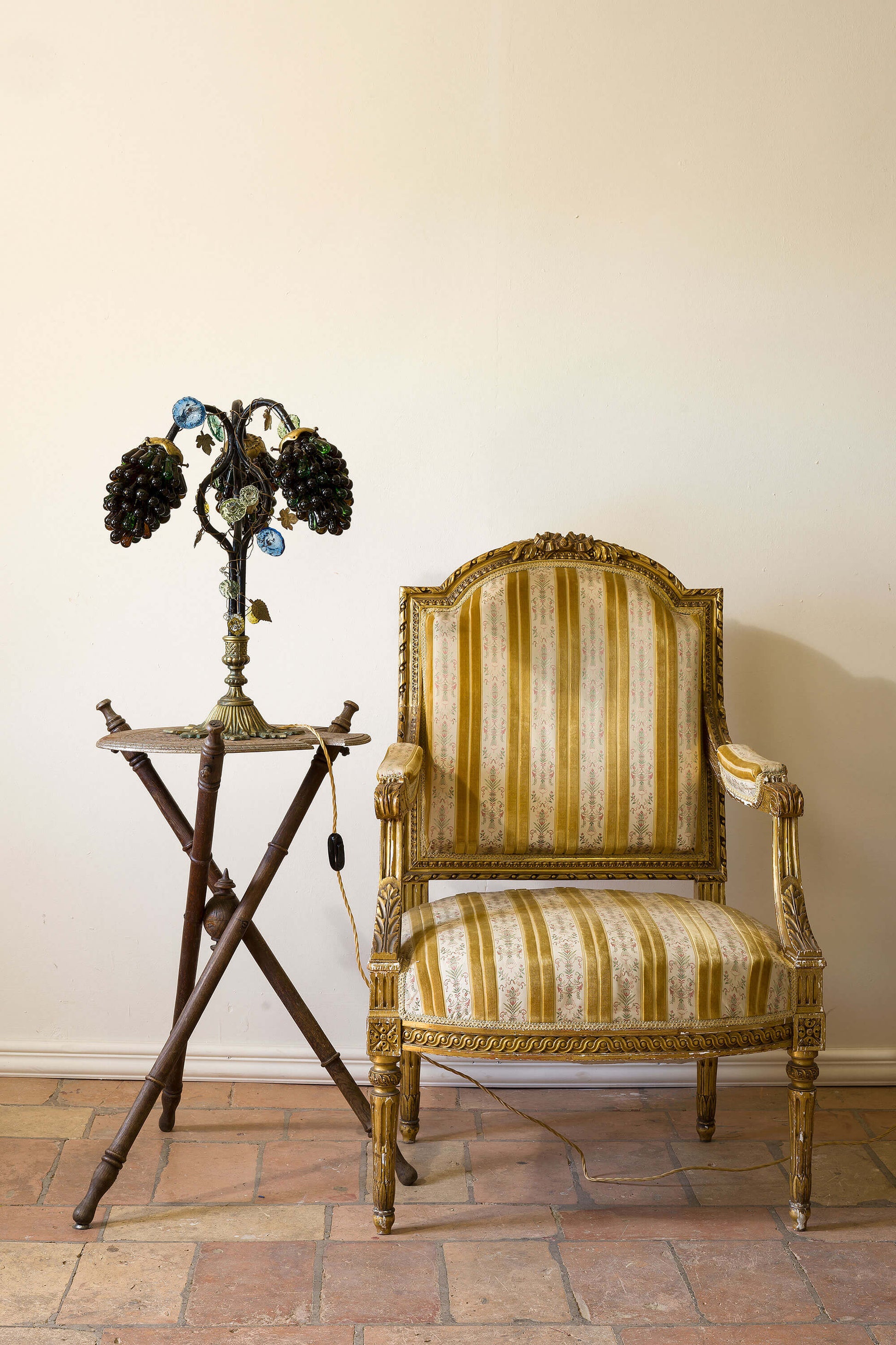 Lampada Art Nouveau con Paralumi in Vetro di Murano a Forma di Grappoli d'Uva - Lo Stile Italiano