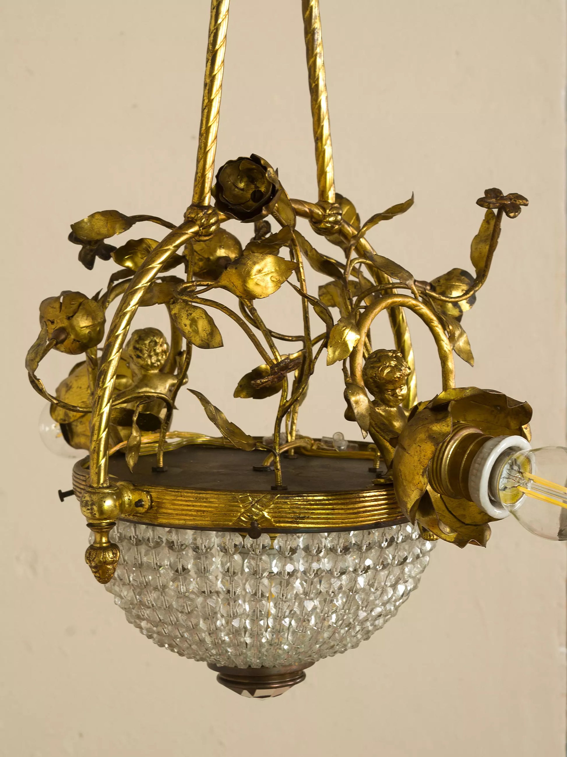 Lampadario d’epoca con figura di cherubino e motivi naturalistici | Lo Stile Italiano