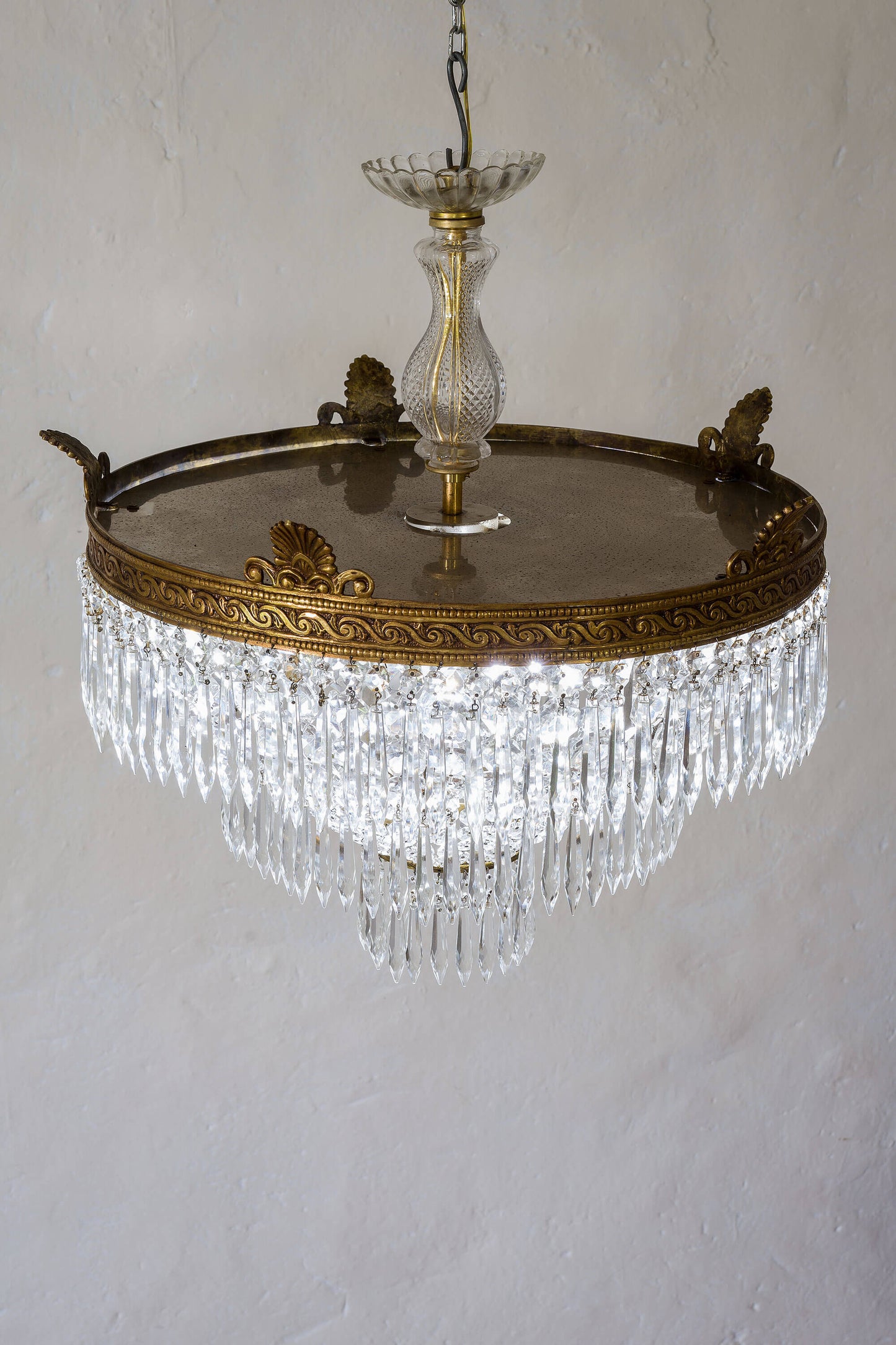 Plafoniera vintage con design unico a forma di mongolfiera, perfetta per aggiungere un tocco di originalità all'arredamento. | Lo Stile Italiano