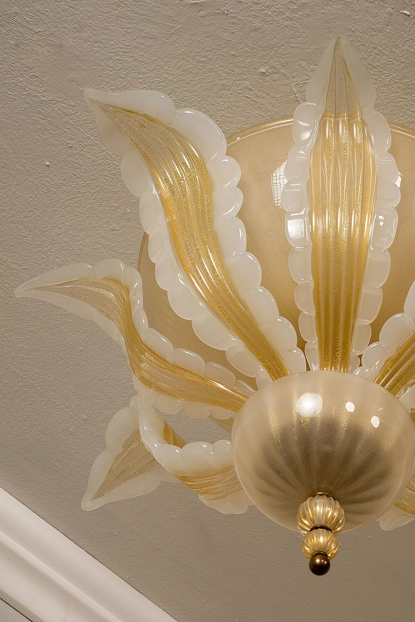 Plafoniera Vintage in Vetro Soffiato di Murano, decorata con oro zecchino - Lo Stile Italiano