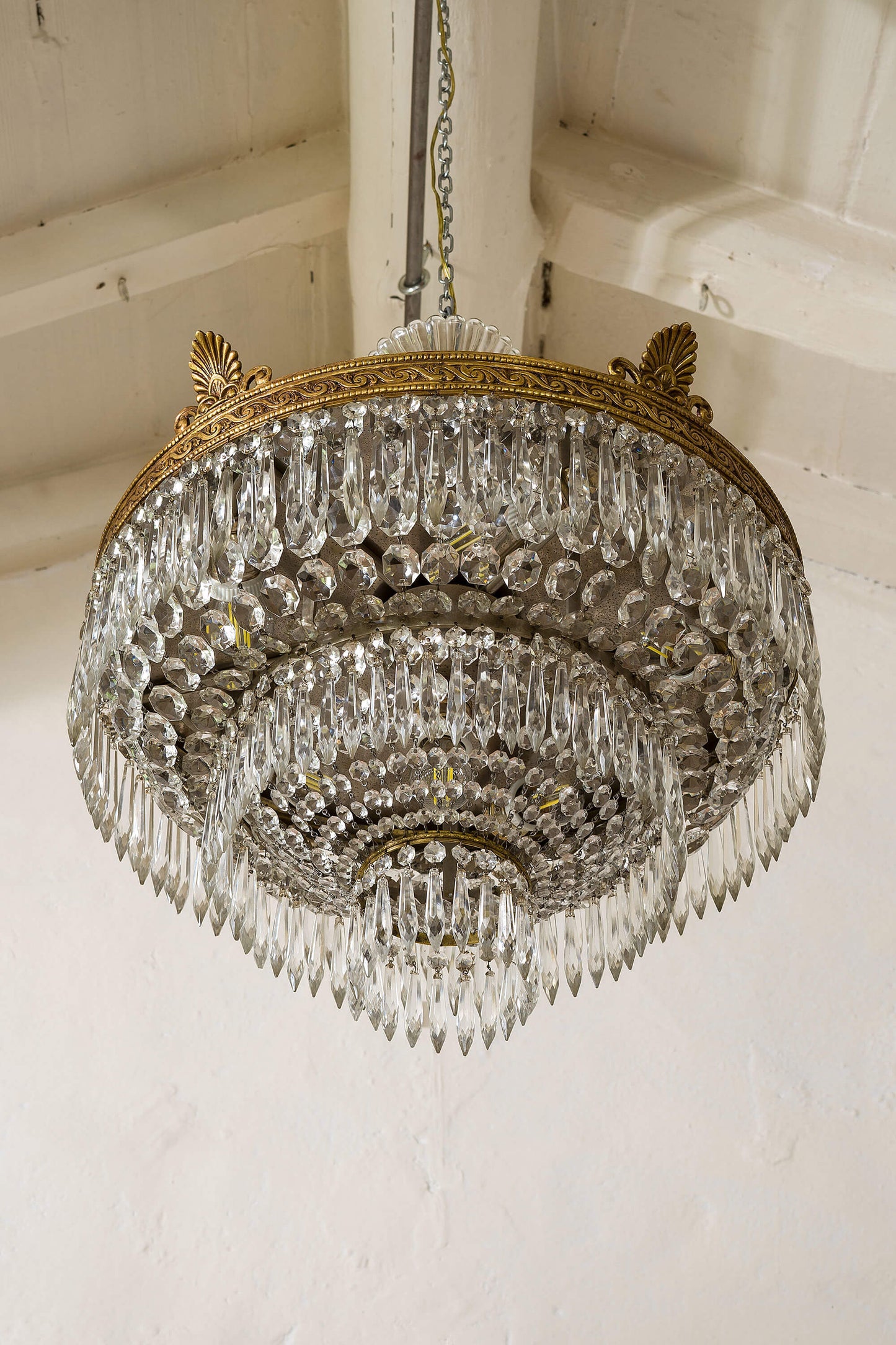 Lampadario vintage degli anni '40 e '50, un'icona di eleganza senza tempo. |Lo Stile Italiano