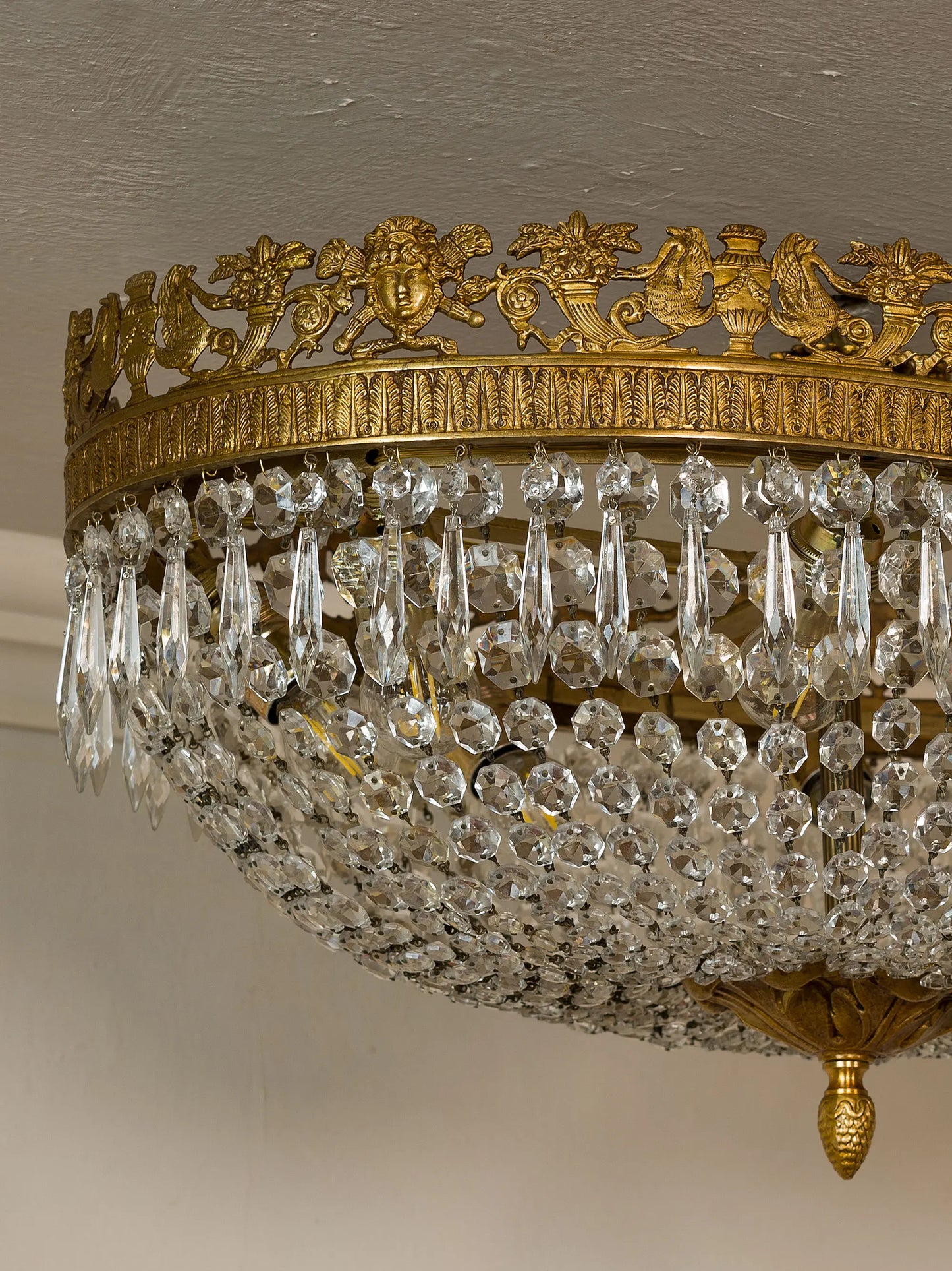 Lampada ovale a mongolfiera con dettagli decorativi in bronzo ispirati all’Impero napoleonico. | Lo Stile Italiano