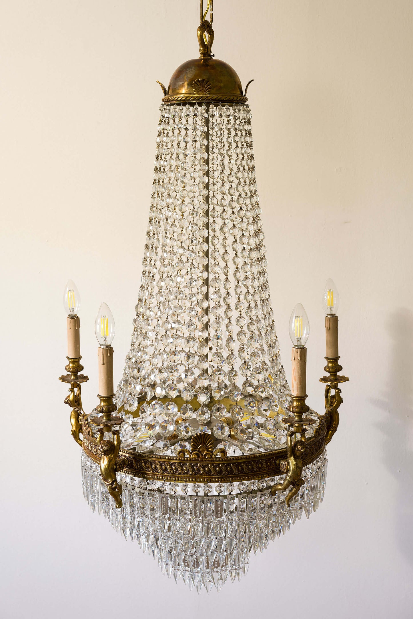 Luminoso Lampadario in Bronzo con Dettagli Ornamentali Preziosi. | Lo Stile Italiano