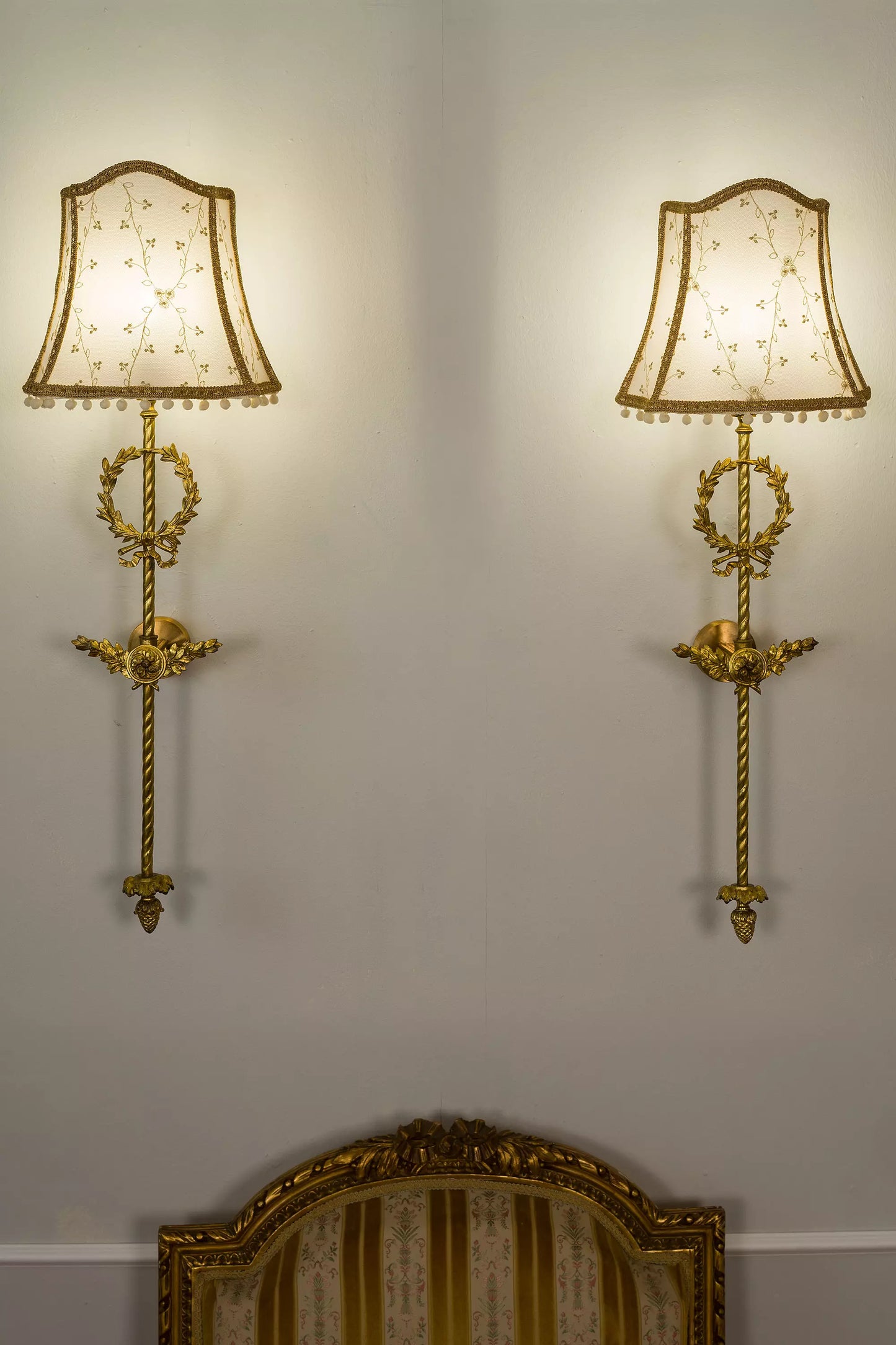 Coppia di Appliques Impero in Bronzo Dorato con Paralumi in Tulle Ricamato in oro - Lo Stile Italiano