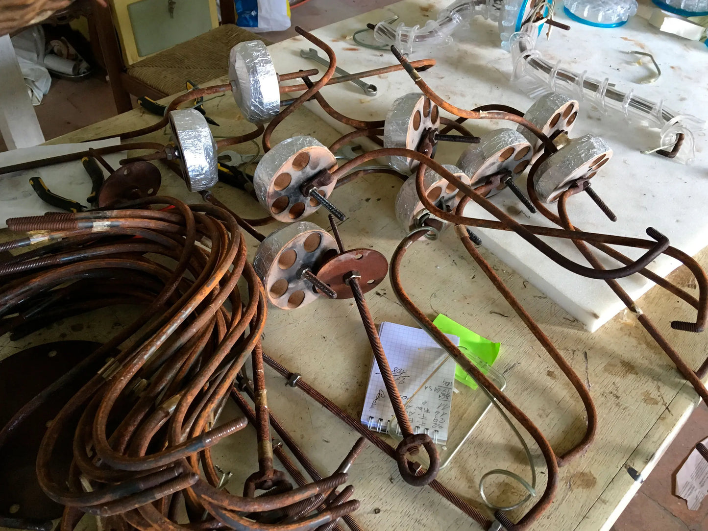 fasi di restauro di tre lampadari Ca'Rezzonico| Lo Stile Italiano