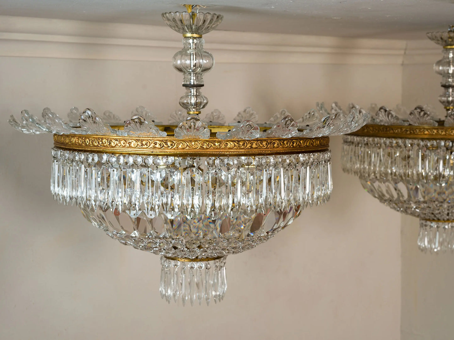 Coppia di lampadari Impero vintage in cristallo di Boemia, con prismi e foglie decorative in vetro. | Lo Stile Italiano
